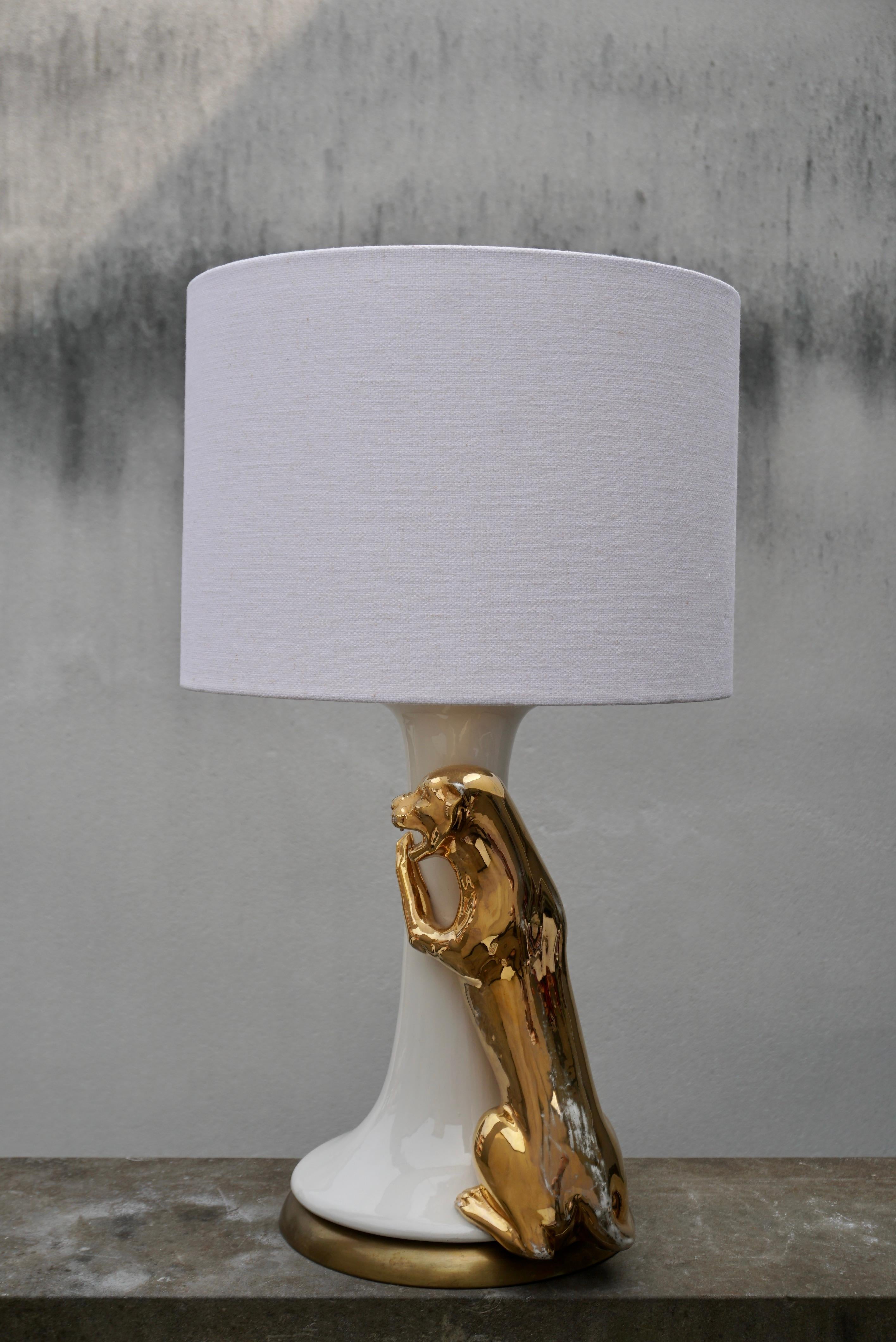 Dorato Lampada da tavolo italiana del Medioevo con pantera dorata in ceramica, anni '70 in vendita