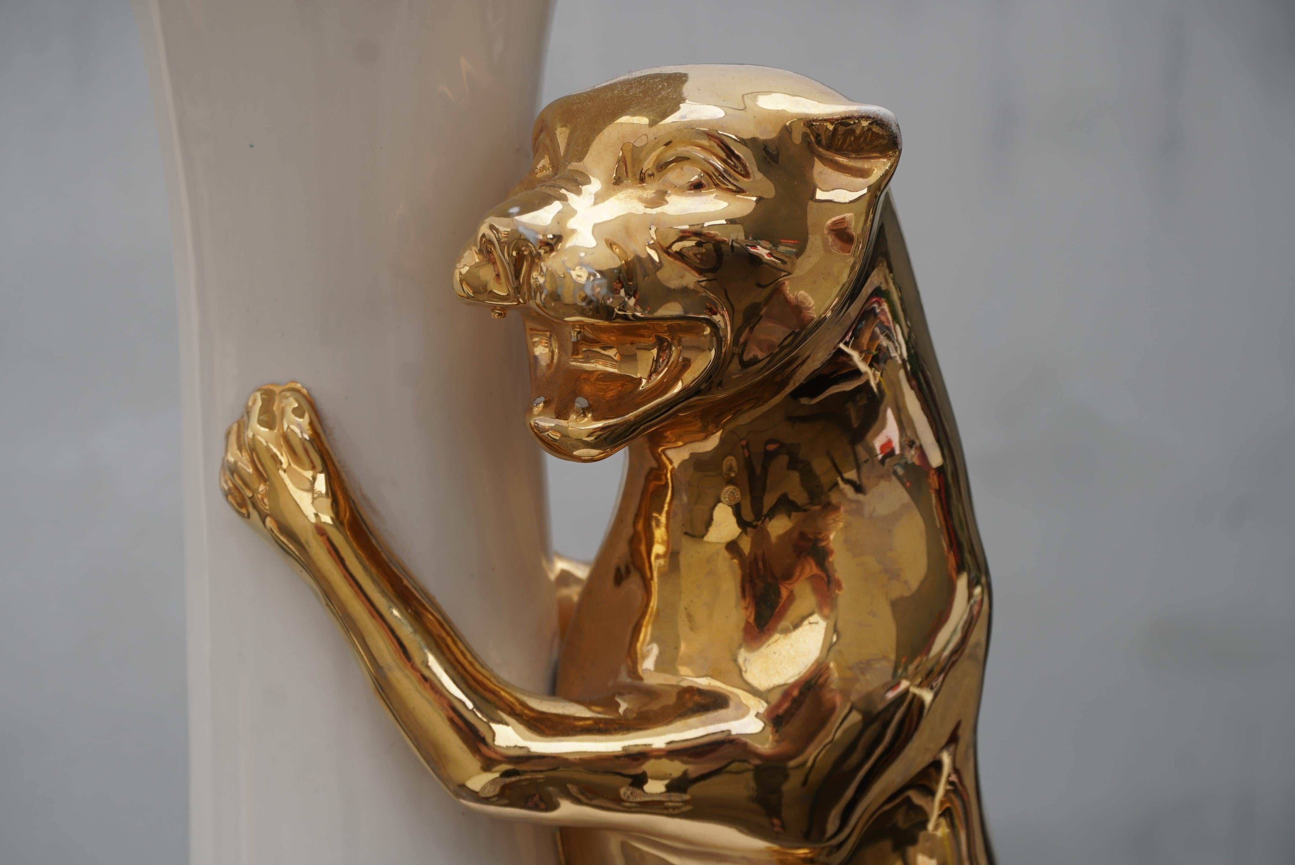 Ottone Lampada da tavolo italiana del Medioevo con pantera dorata in ceramica, anni '70 in vendita