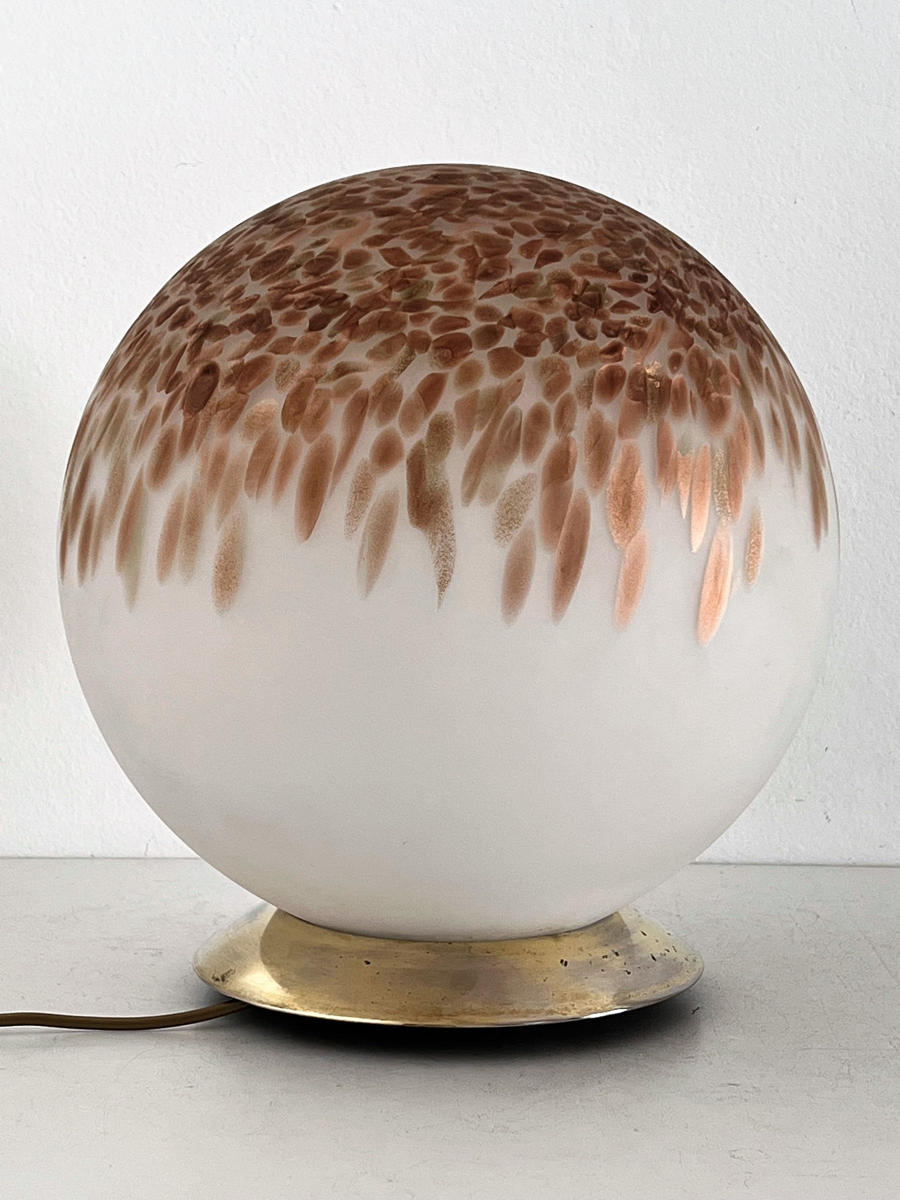 Italian Midcentury Table Lamp with Murano Glass Ball and Copper-Colored Murrine For Sale 2