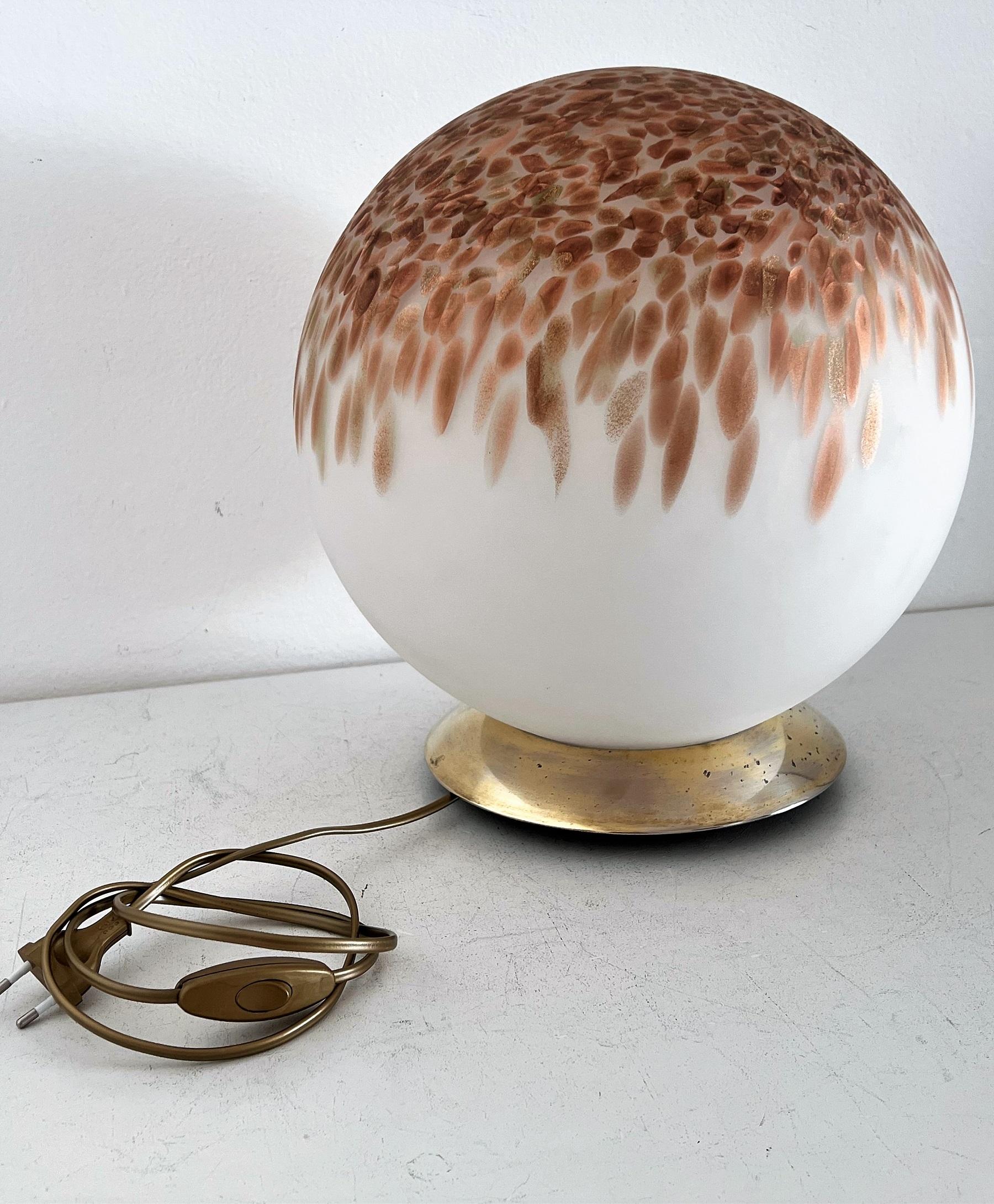 Italian Midcentury Table Lamp with Murano Glass Ball and Copper-Colored Murrine For Sale 4