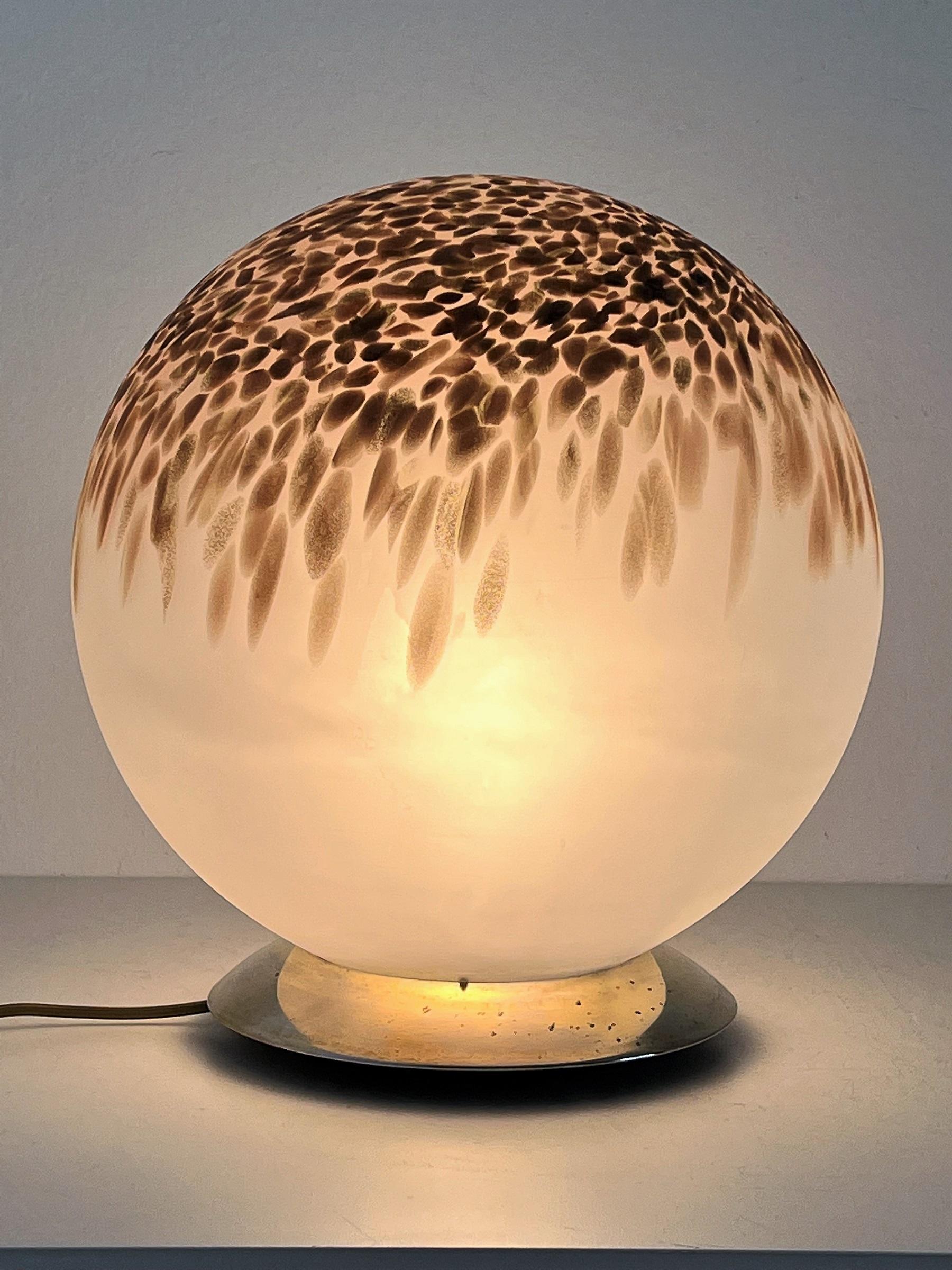Italian Midcentury Table Lamp with Murano Glass Ball and Copper-Colored Murrine In Good Condition For Sale In Morazzone, Varese