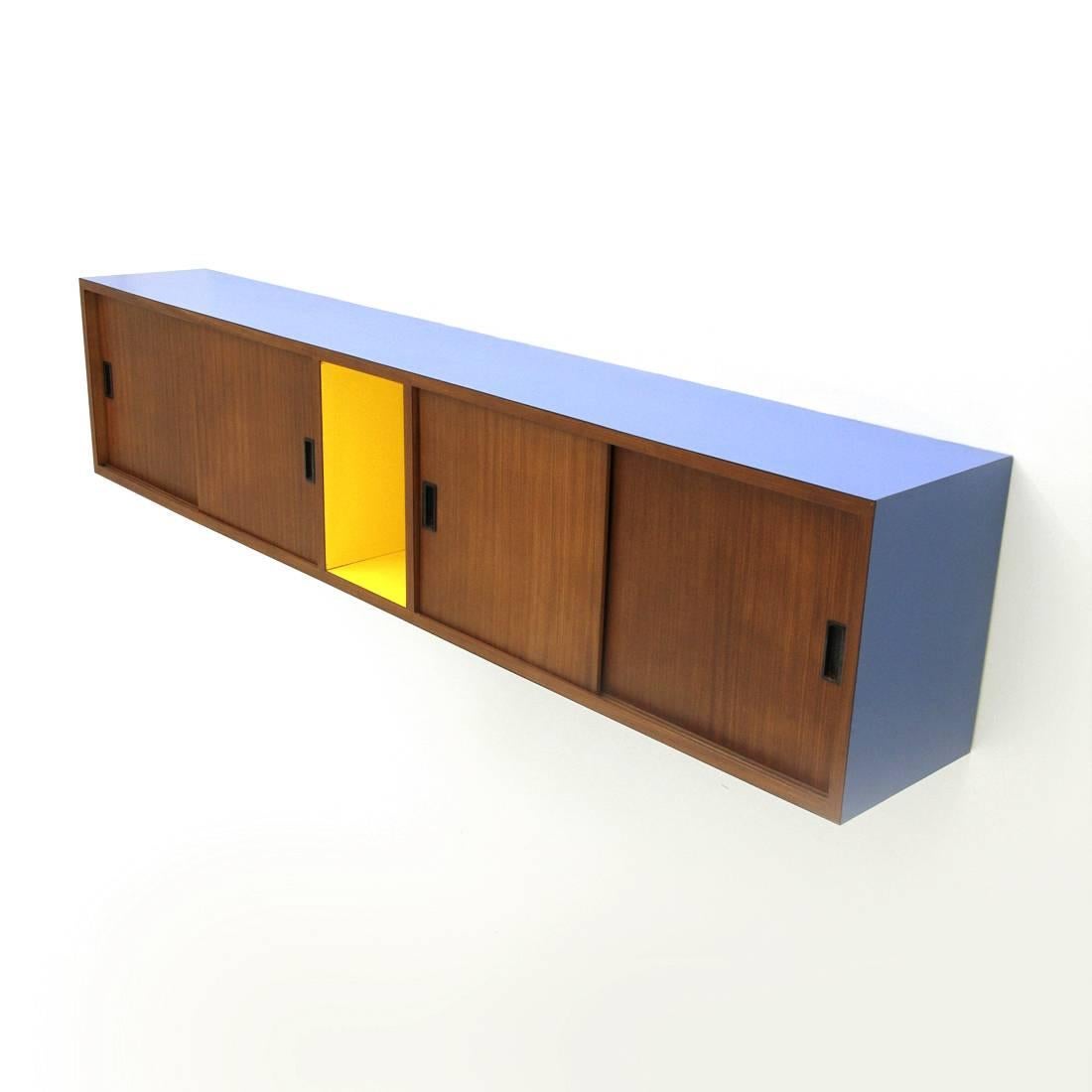 1960s Italian production sideboard.
Wooden structure, teak veneered and blue and yellow colored Formica.
Handles in black painted metal.
Buttonholes to be attached to the wall.
Structure in good condition, some signs due to normal use over