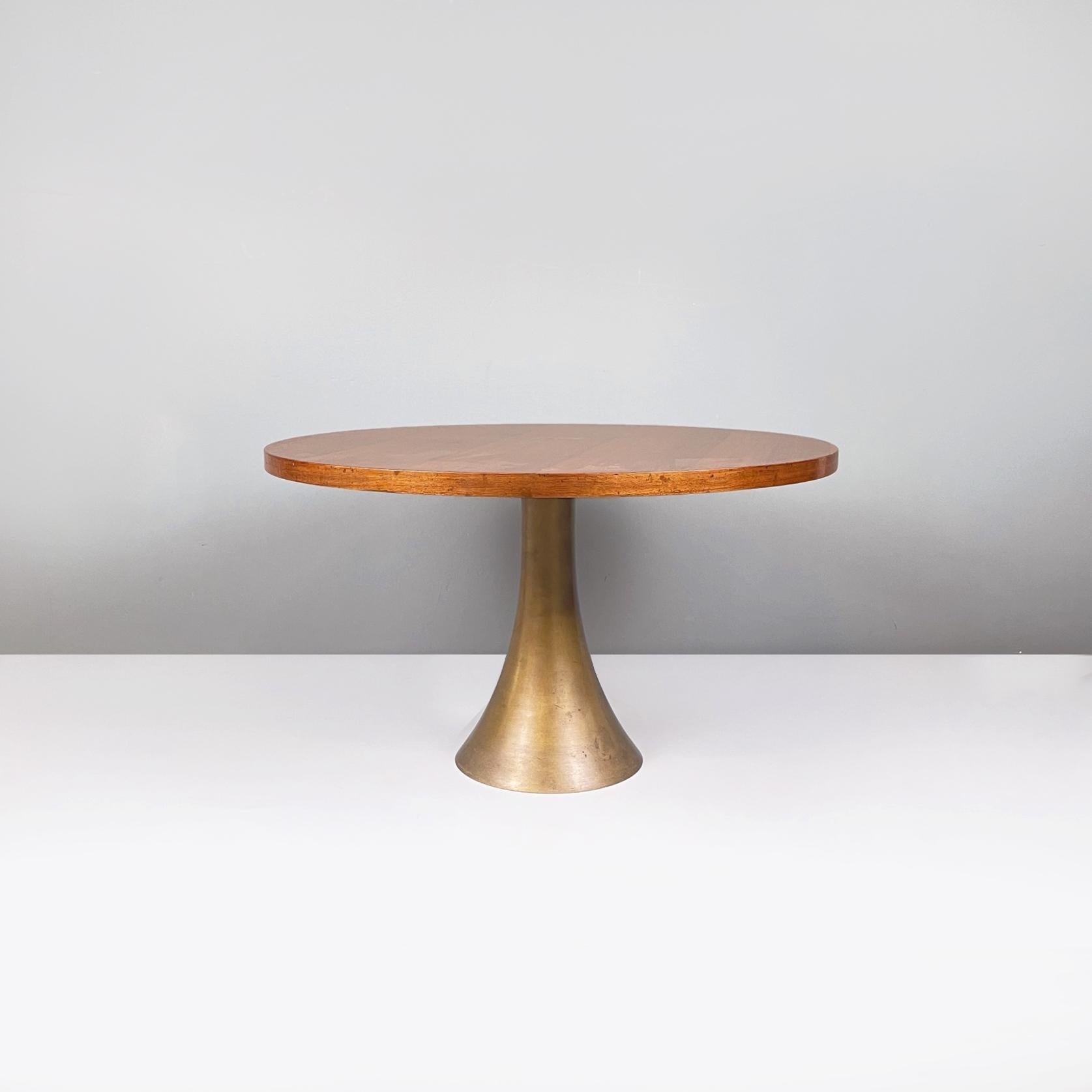 Italian midcentury Teak Coffee table 302 by Angelo Mangiarotti for Bernini, 1960s
Coffee table mod. 302 with round top in teak. The bronze base is conical in shape. Produced by Bernini in 1960sand designed by Angelo Mangiarotti.
Good conditions,
