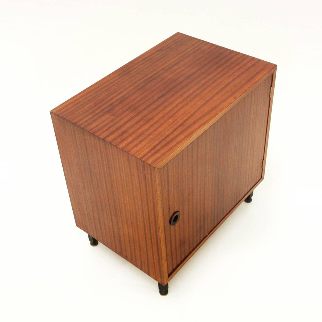 Small belief of Italian production of the 1960s.
Structure in teak veneered wood.
Metal legs with adjustable brass foot.
Circular teak handle
Structure in good condition, some signs and lack of veneer due to normal use over time.