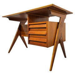 Piccola scrivania in teak del Medioevo italiano, anni '60