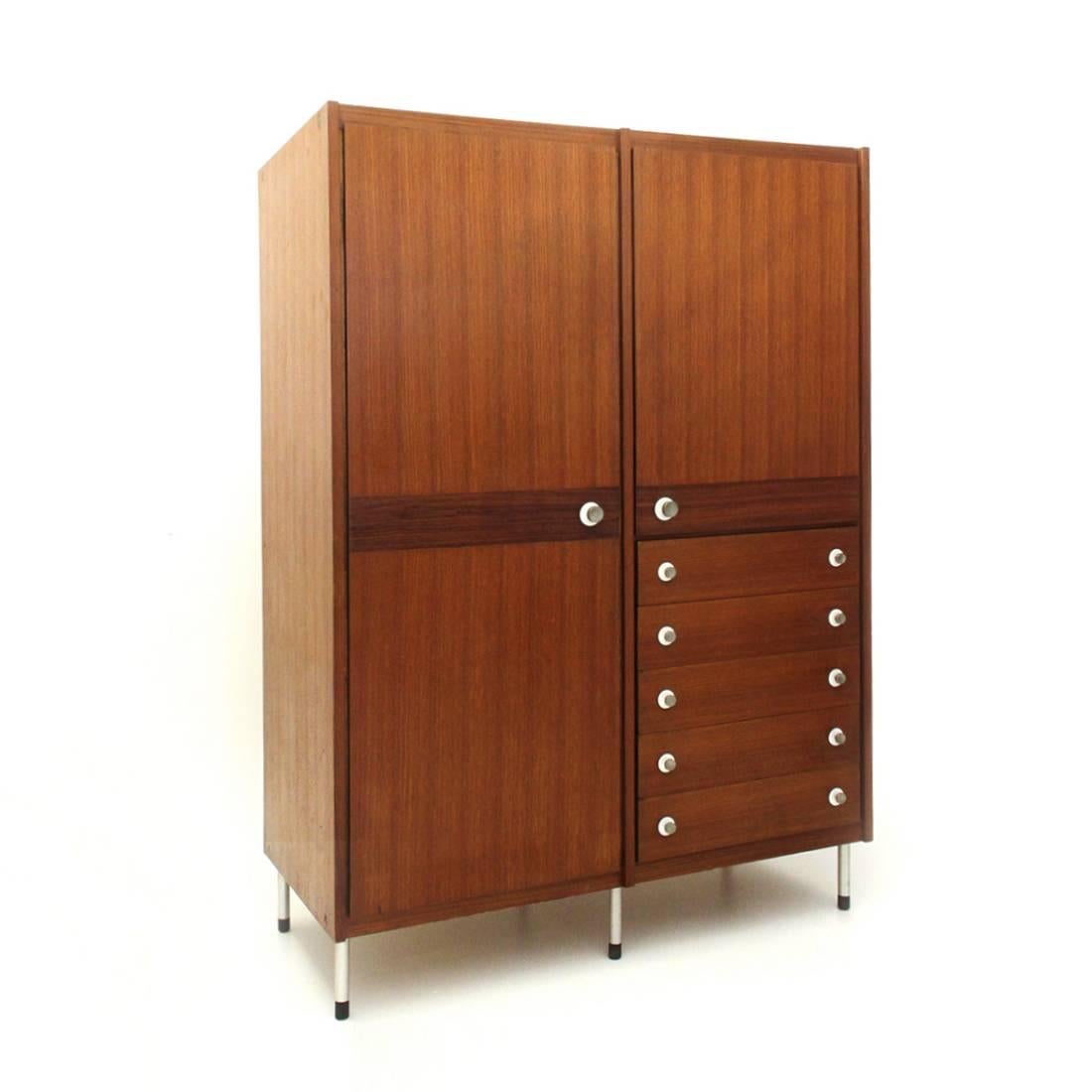 Wardrobe produced by 3V Arredamenti in the 1960s on a project by George Coslin.
Teak veneered wood structure.
Storage compartment for clothes with tie-holder module.
Compartment with shelf.
Five drawers.
Knobs in aluminium with circular insert