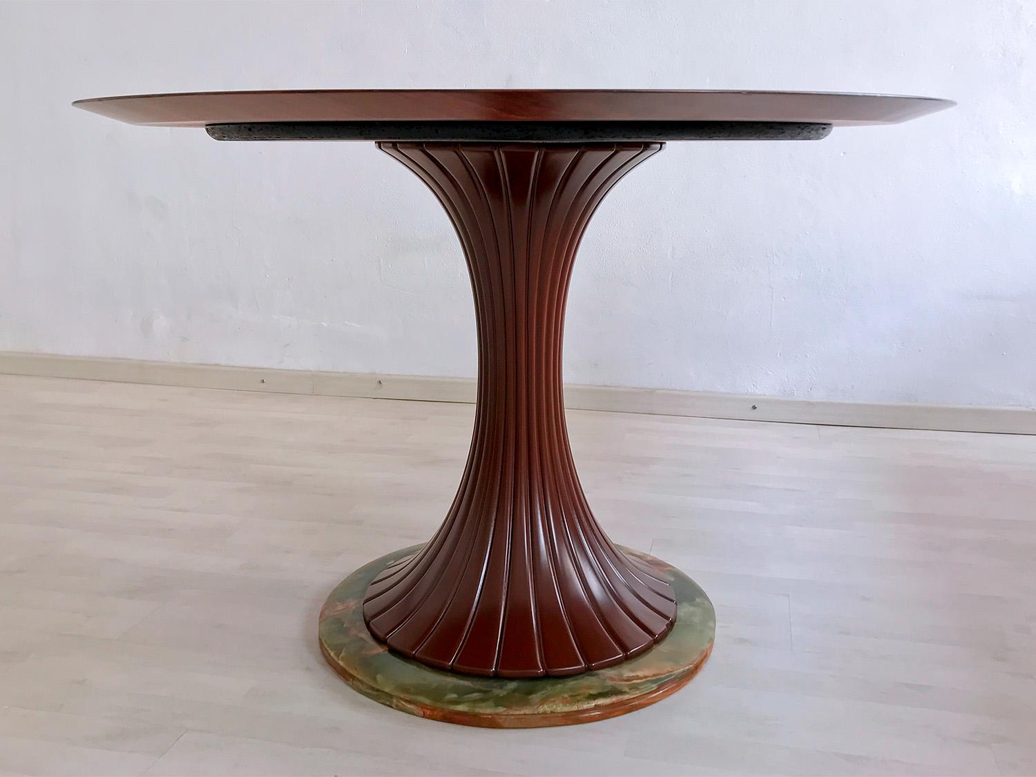 Dining table well designed by Vittorio Dassi in the 1950s, very stylish and charming as all the items manufactured by him.
The round tabletop is teak wood and its base made of precious green Pakistan onyx, rare stone chosen by the most important