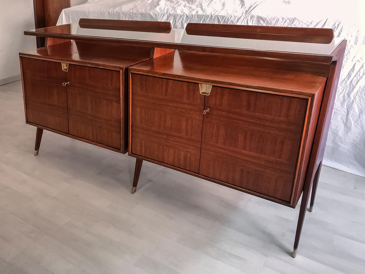 This stunning Italian sideboard has been manufactured by La Permanente Mobili Cantù and is a masterfully crafted teak wood showpiece of the 1950s-1960s, designed in the style of Ico Parisi.
The structure has a top transparent glass and is supported
