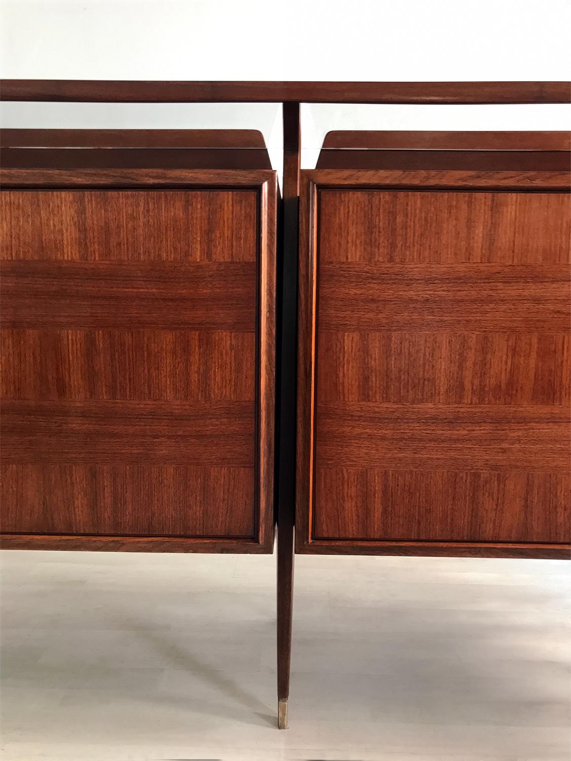 Italienisches Teakholz-Sideboard aus der Jahrhundertmitte von La Permanente Mobili Cantù, 1950er Jahre (Messing) im Angebot