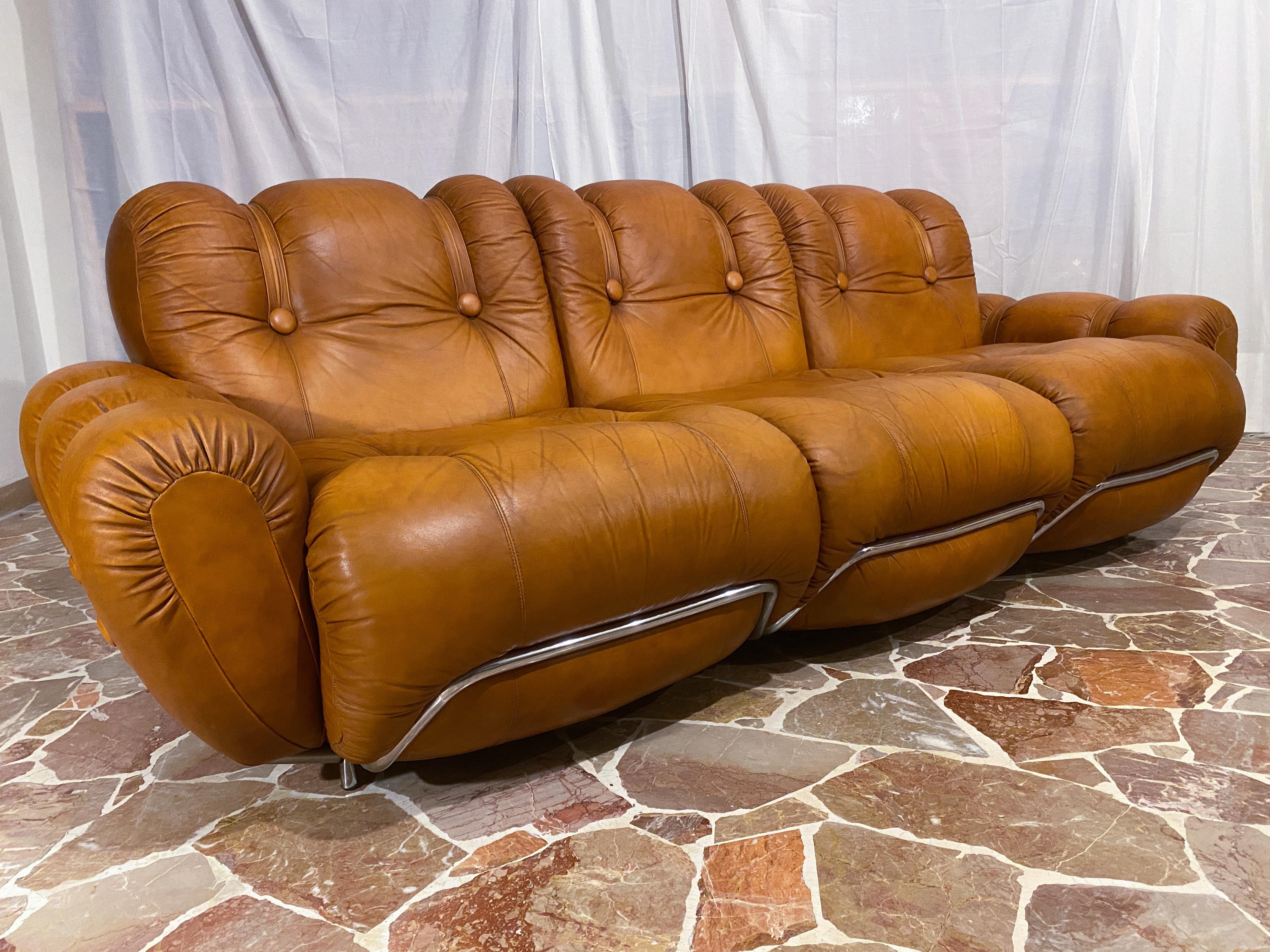 Italian Midcentury Three-Seater Natural Leather Space Age Sofa, 1970s For Sale 4