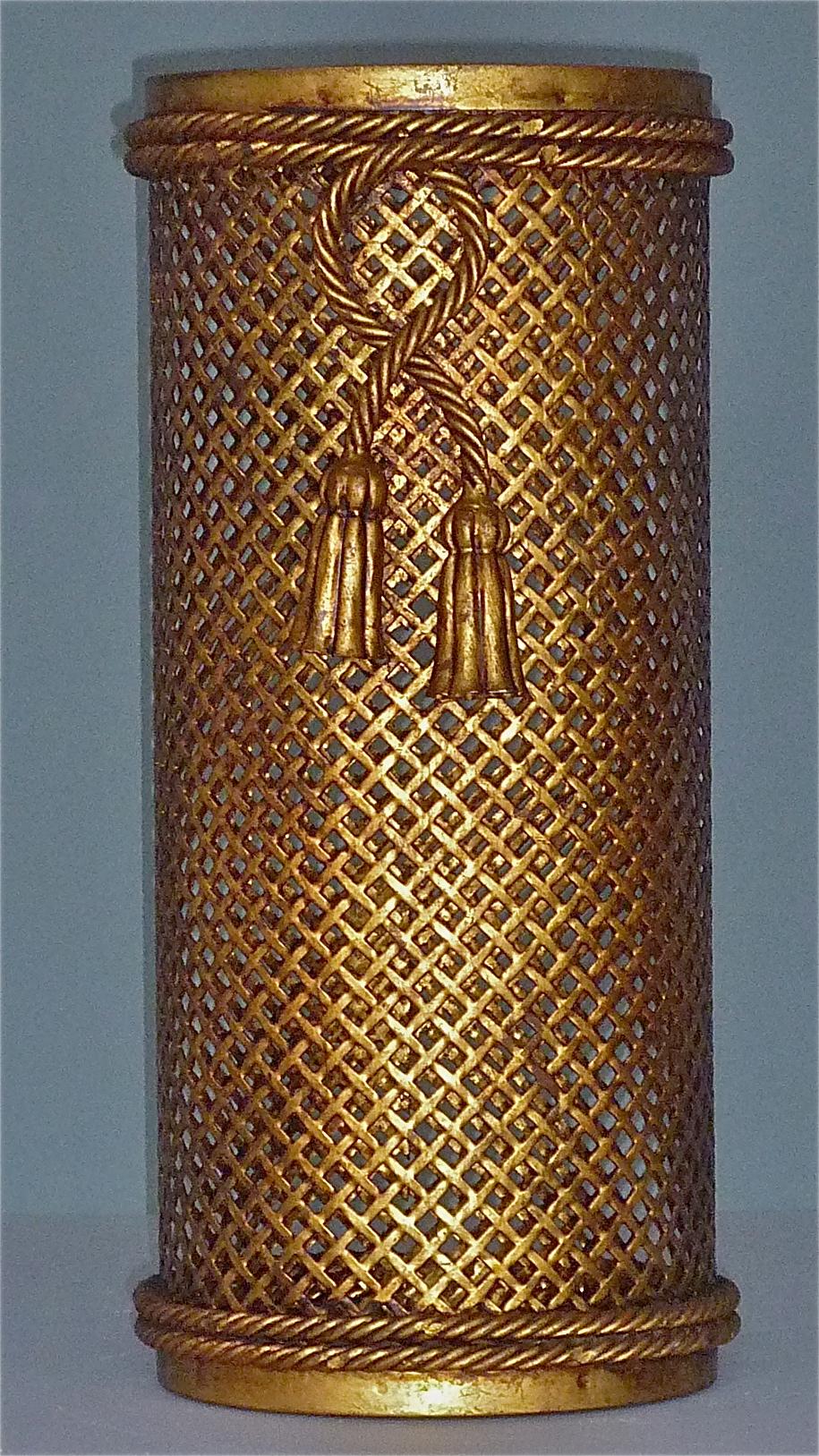 Ein fabelhafter Schirmständer oder Papierkorb im Stil des Hollywood Regency, hergestellt von Li Puma, Italien, um 1950-1960. Es ist aus gewebtem, vergoldetem Metall auf rotem Grund gefertigt und mit einem Seil und geknoteten Quasten versehen, die
