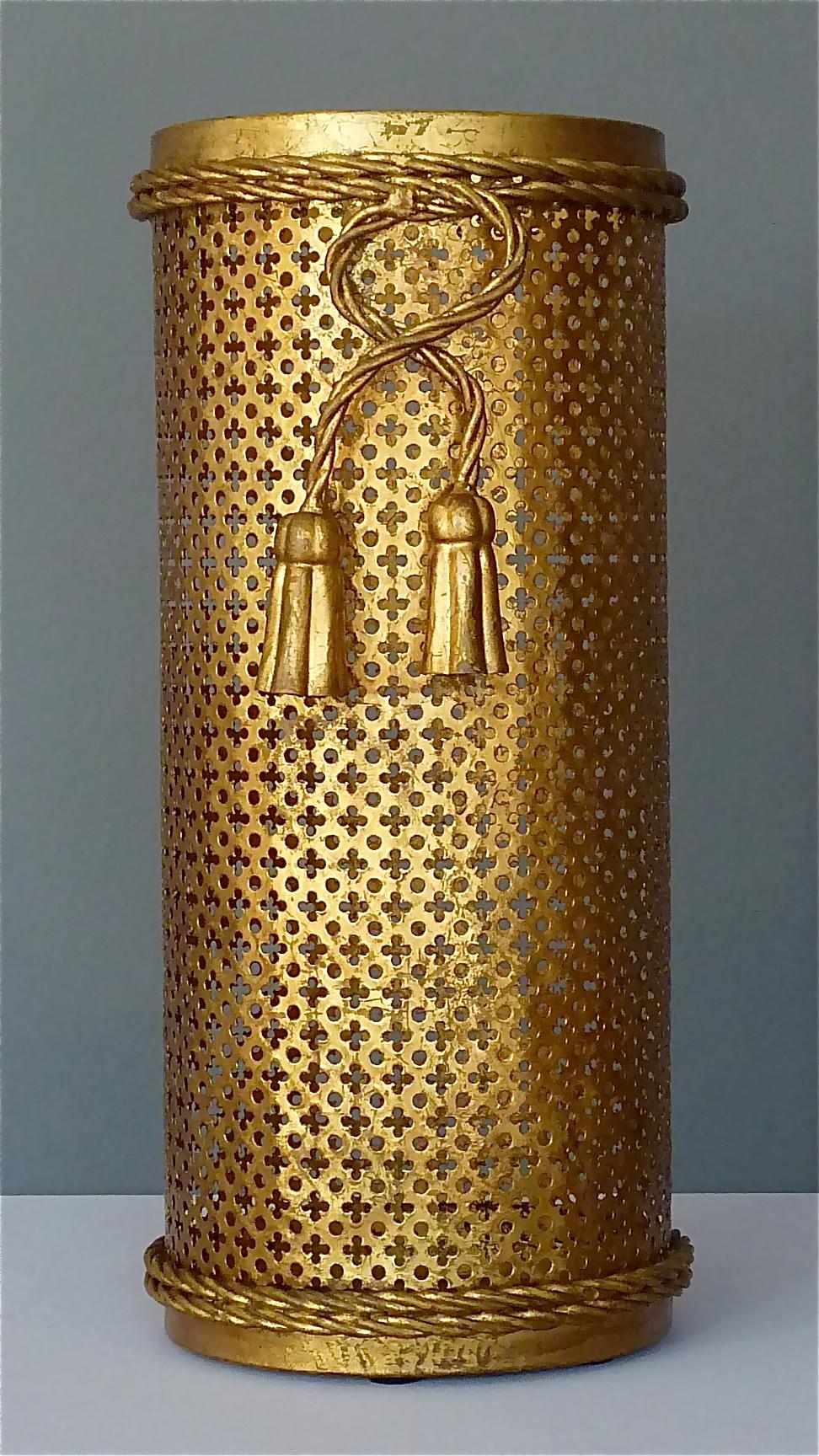 Ein fabelhafter Schirmständer oder Papierkorb aus der Mitte des Jahrhunderts, im Stil des Hollywood Regency, hergestellt von Li Puma Italien, ca. 1950-1960. Sie ist aus perforiertem, vergoldetem Metall gefertigt und mit einem Seil und einer