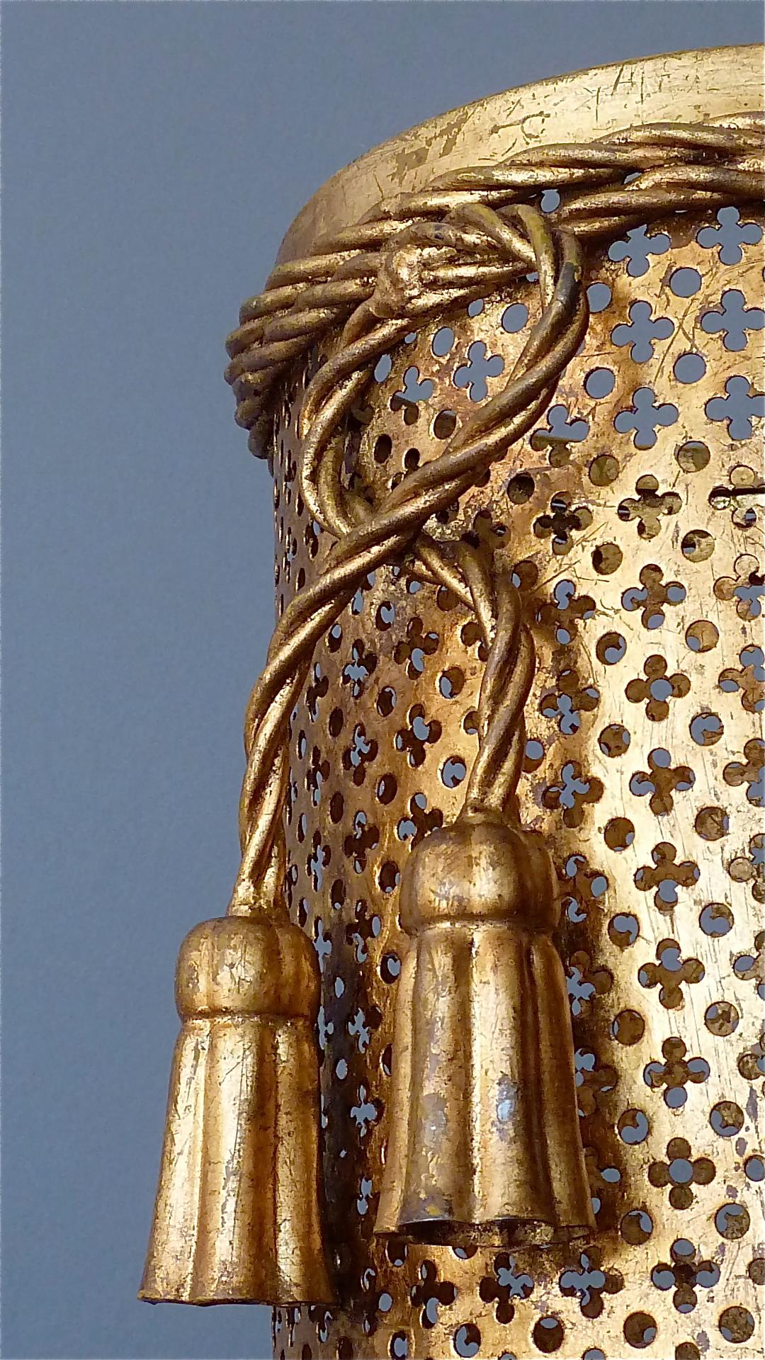 Italienischer Midcentury Umbrella Stand Vergoldetes perforiertes Metall, Hans Kögl Stil, 1950er Jahre (Moderne der Mitte des Jahrhunderts) im Angebot