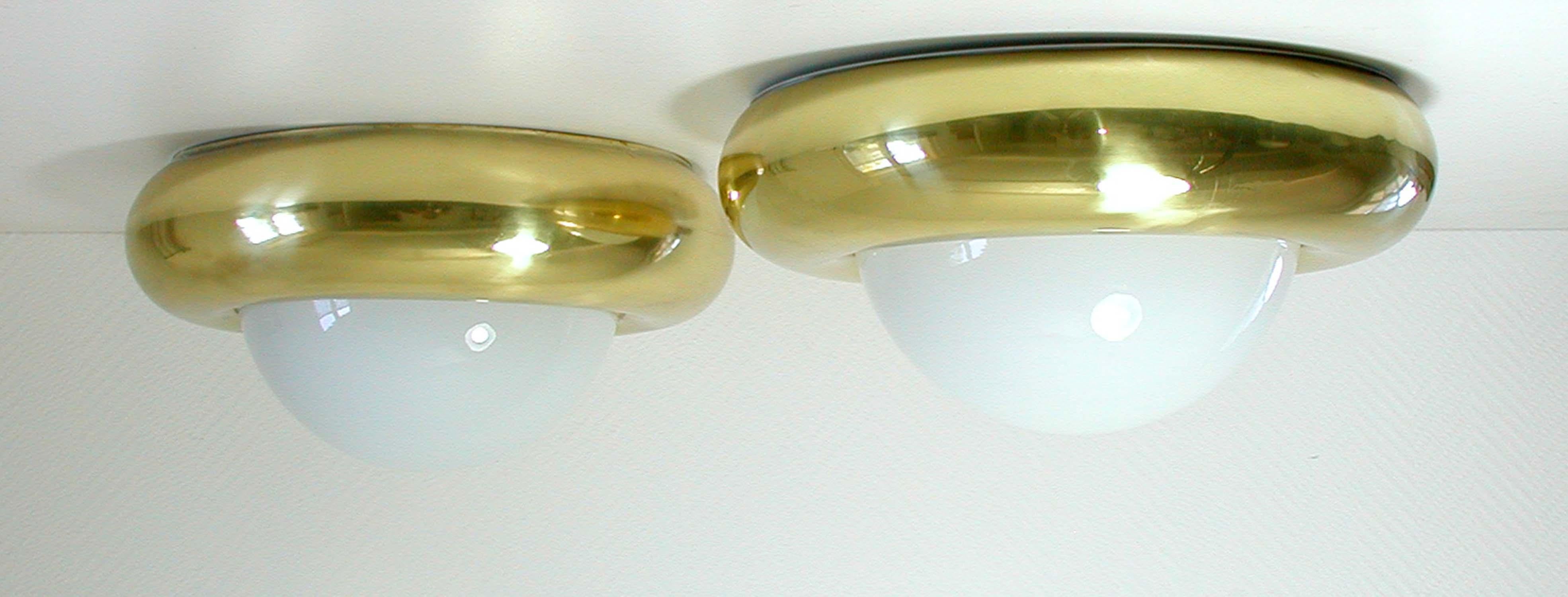 Italian Midcentury Valenti Luce Milano Brass and Glass Flush Mount Ceiling Light In Good Condition For Sale In NUEMBRECHT, NRW