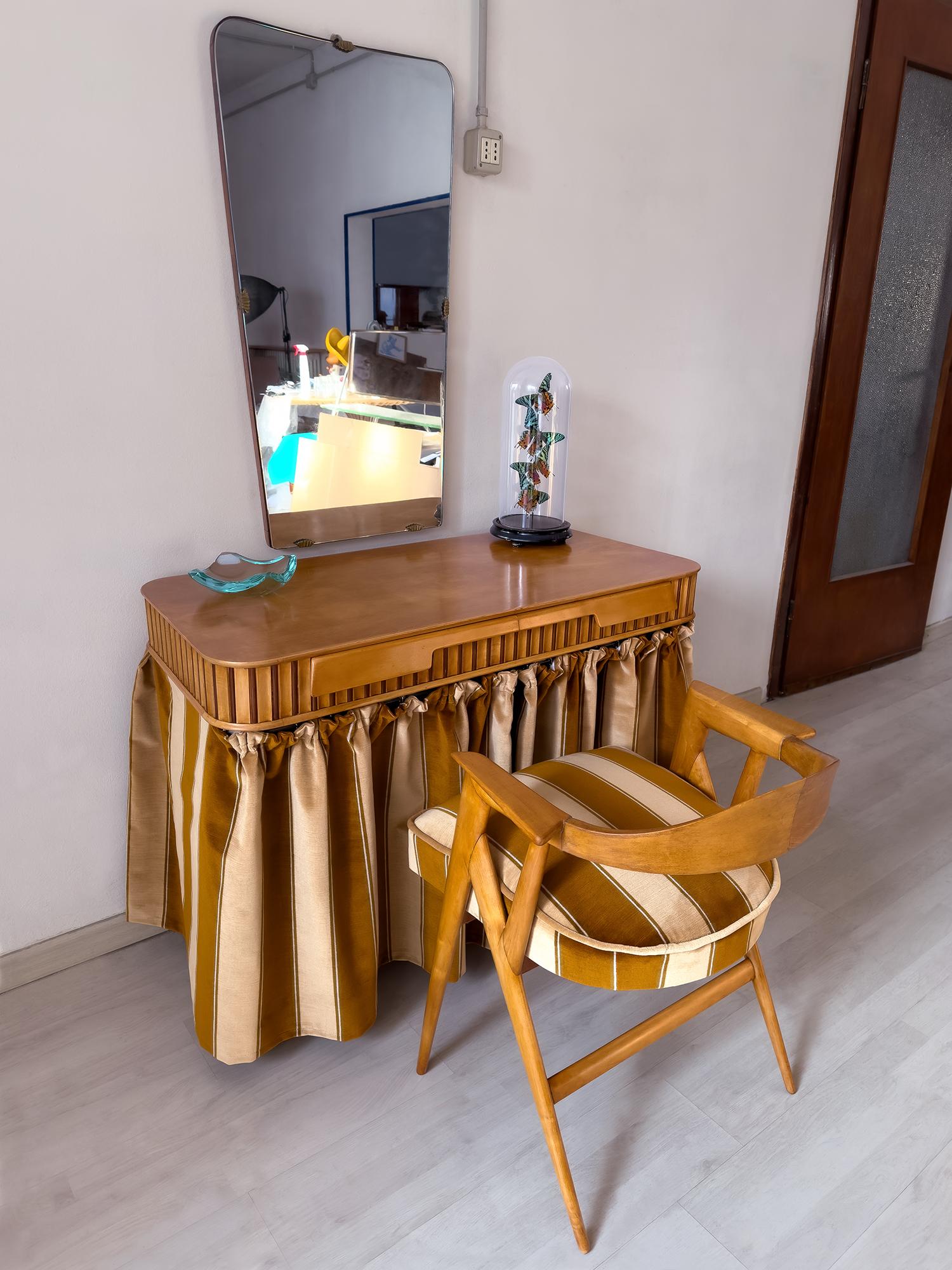 Stunning and very rare Italian small Vanity Table of the 1950s, equipped with mirror and armchair, a real unique piece designed by Vittorio Dassi most likely four-handed together Gio Ponti, with whom he worked for many years.

It's an amazing and