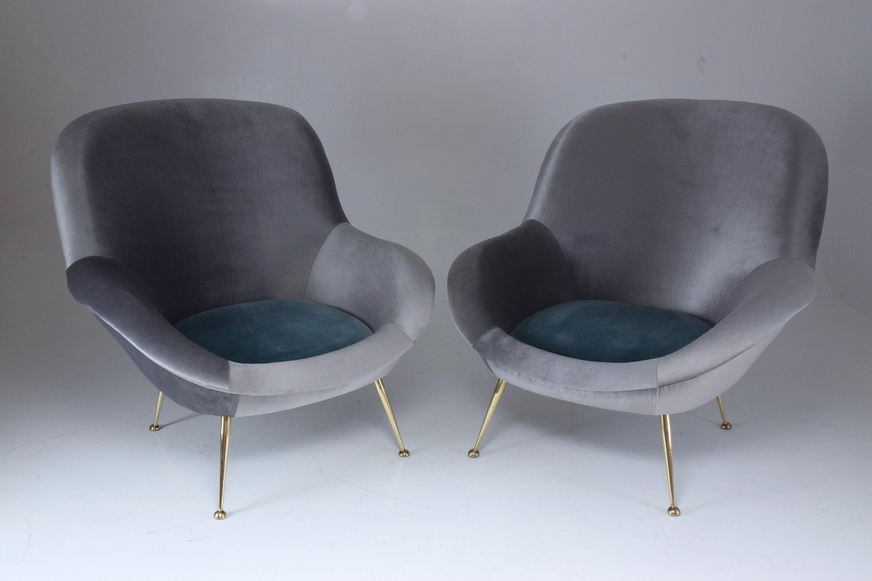 A rare pair of 20th-century Italian armchairs manufactured by ISA Bergamo and designed in an organic curved shape with a cushioned outer ring and comfortable depth which sit on splayed polished brass legs.
In fully restored condition and