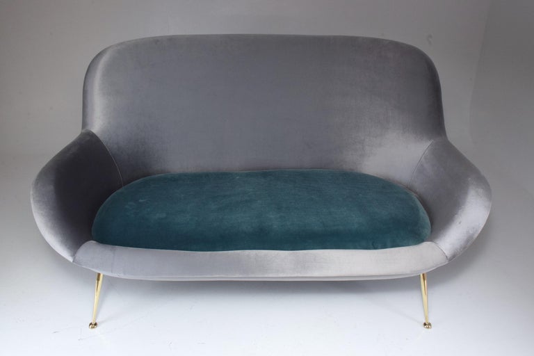 Italian Midcentury Velvet Sofa by ISA Bergamo, 1950s For Sale 8