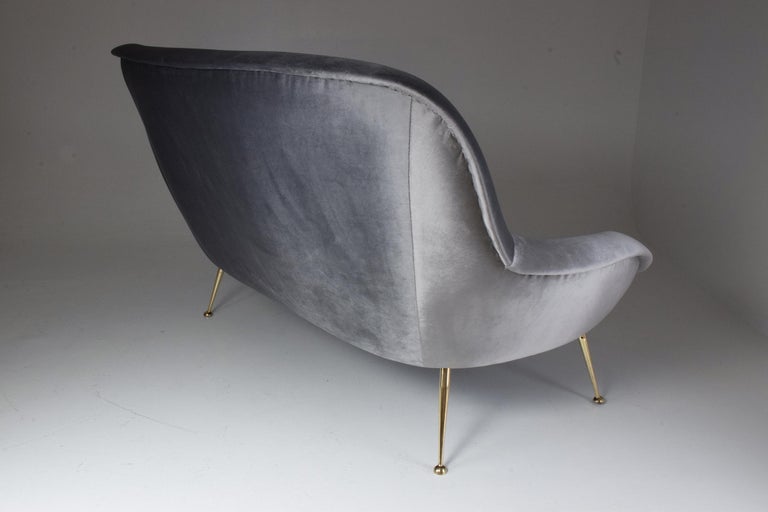 Italian Midcentury Velvet Sofa by ISA Bergamo, 1950s For Sale 11