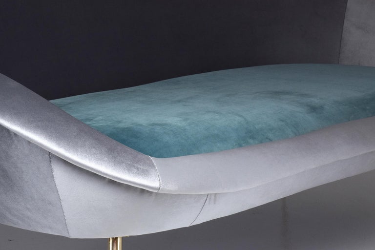 Italian Midcentury Velvet Sofa by ISA Bergamo, 1950s For Sale 3