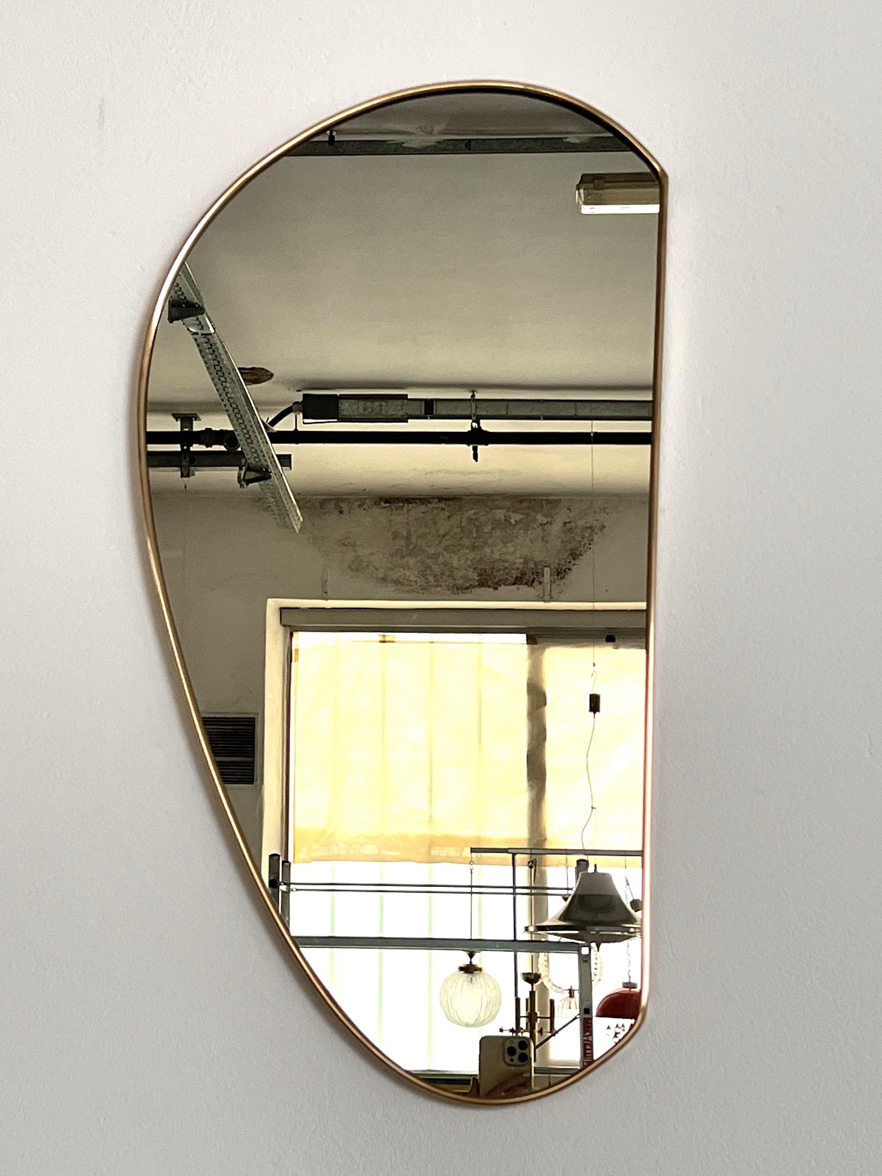 Italian Midcentury Vintage Wall Mirror with Brass Frame, 1970s In Good Condition In Morazzone, Varese