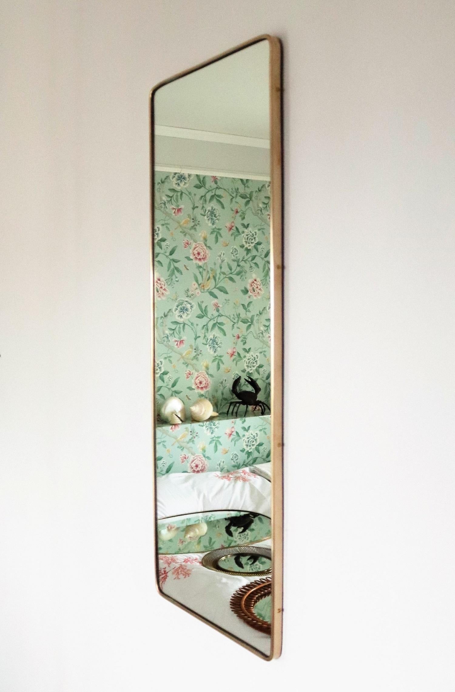 Gorgeous and elegant vintage wall mirror with deep solid brass frame and crystal mirror glass.
Made in Italy in the 1950s, original; this is no reproduction.
The brass frame have been polished.
The mirrored glass have been renewed.
At the backside