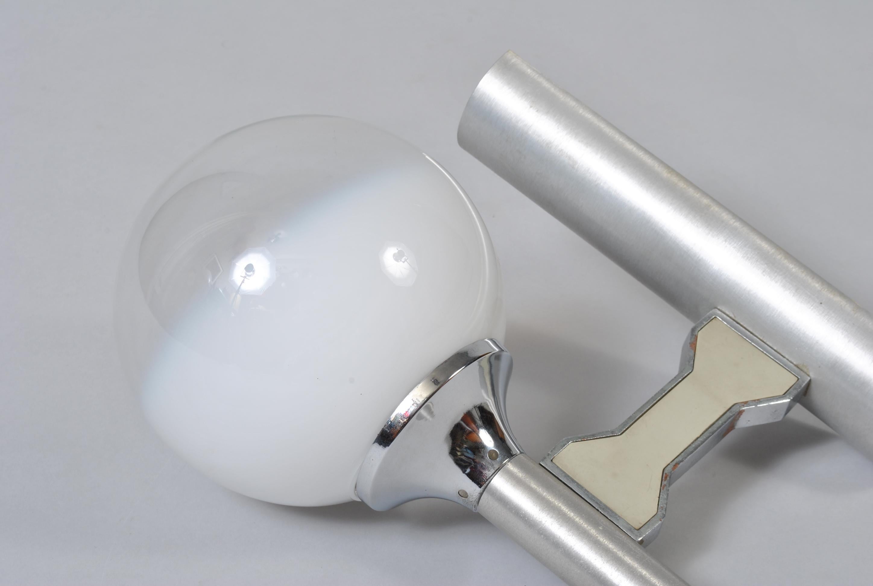 An Italian Midcentury wall light of aluminium, steel, chrome and opalescent glass. Made by Sciolari circa late 1960.