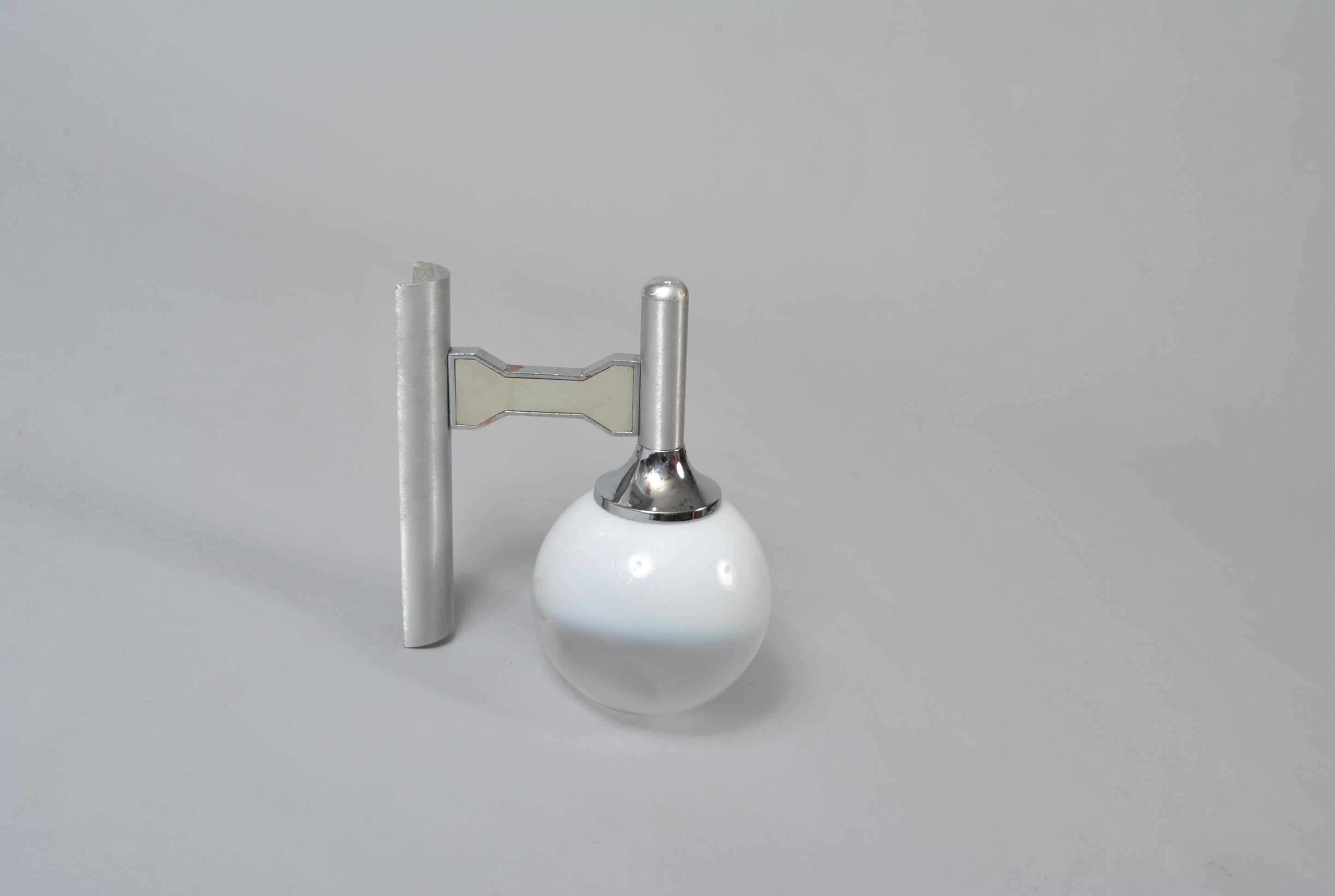 Aluminum Italian Midcentury wall light by Sciolari For Sale