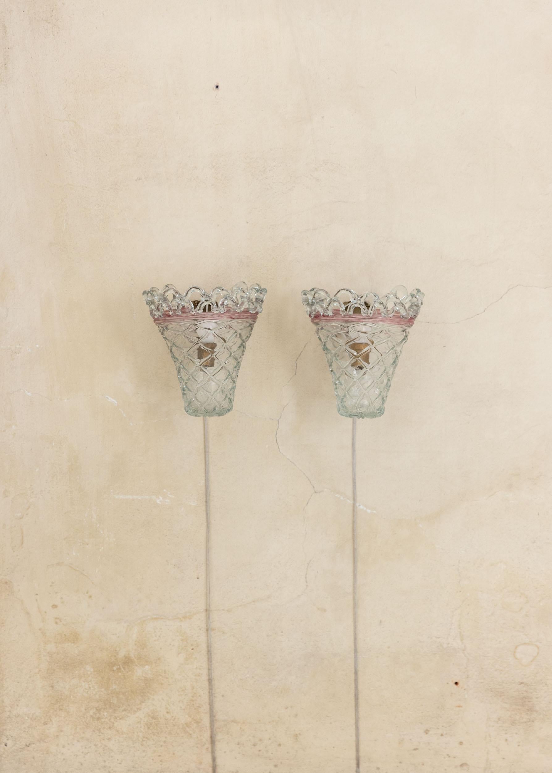 Charming pair of Venini wall lights in clear decorated glass, peculiar pink details and craftsmanship.
Very rare pair.
Marked Venini in the brass.
Italy, 1950s