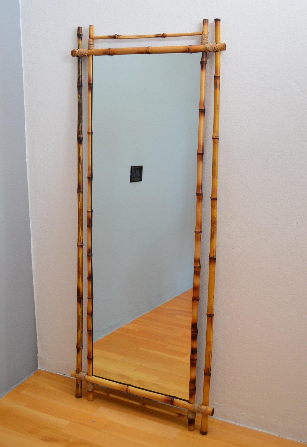 Beautiful large wall mirror made of real narrow bamboo, tied with natural ribbon / cord.
Made in Italy in the 1960s.

The mirror is a beautiful vintage piece in very good condition and has quite large dimensions, making it ideal for an entrance