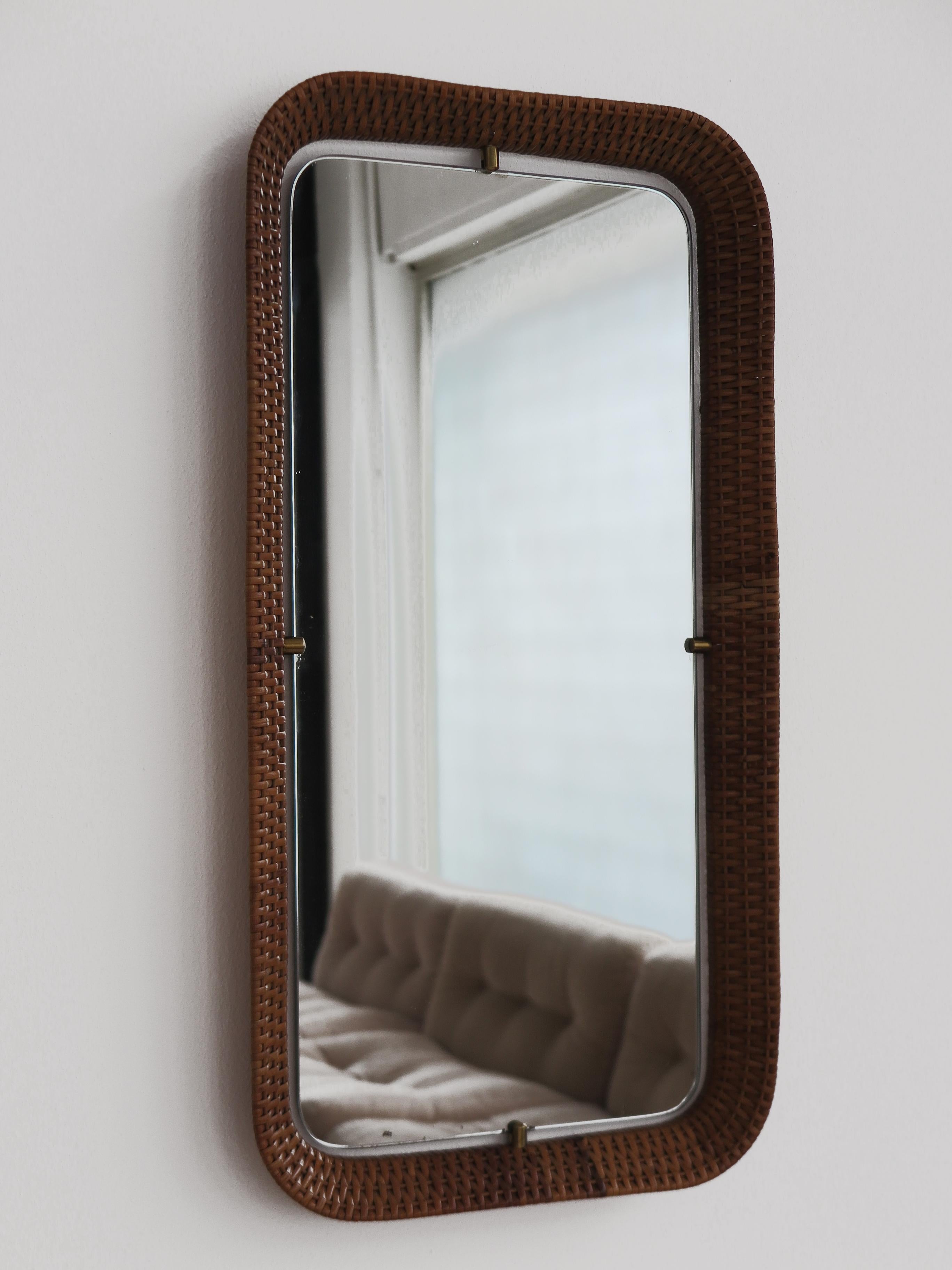 Italian midcentury modern design wall mirror with woven bamboo frame and brass details, 1960s Italy 

Please note that the wall mnirror is original of the period and this shows normal signs of age and use.
