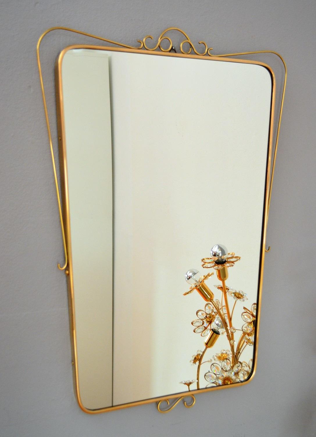 Beautiful and elegant wall mirror with brass frame and decorations.
Made in Italy in the 1950s.
The brass frame have been polished and the mirrored glass have been renewed, therefore the mirror is in mint condition.
Excellent overall condition