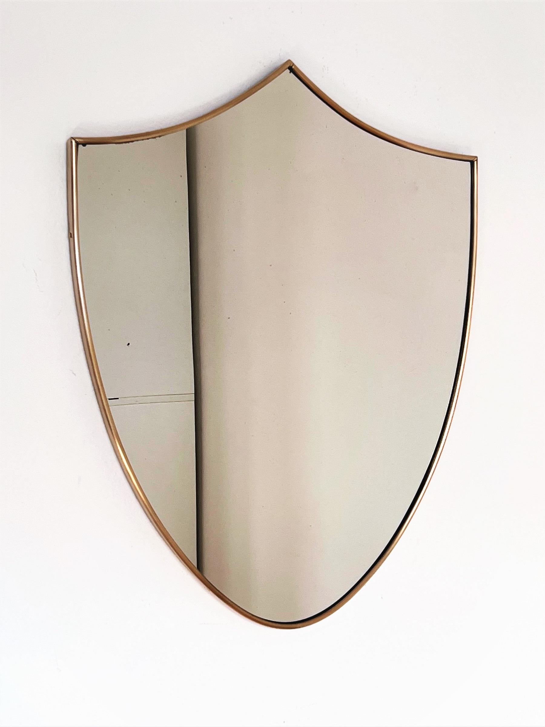 Elegant mid-century mirror with shiny brass frame and pointed shape for real vintage lovers.
Made in Italy in the 1960s approximately.
The brass have been polished and is shiny, in good condition and small normal vintage signs.
The mirror glass is