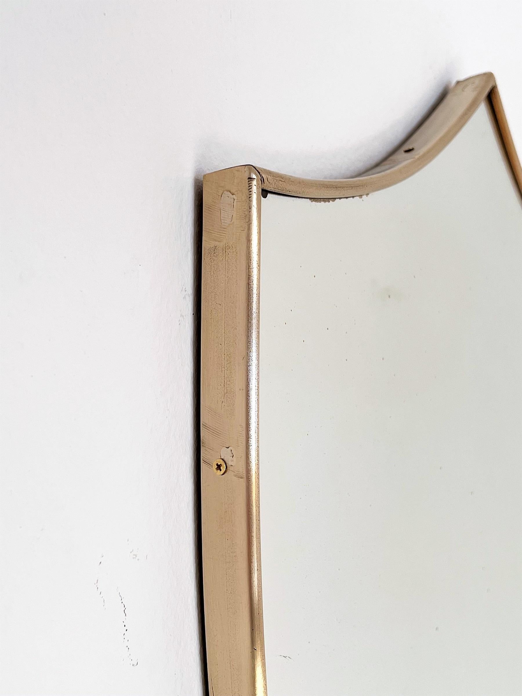Italian Midcentury Wall Mirror with Brass Frame, 1970s In Good Condition For Sale In Morazzone, Varese
