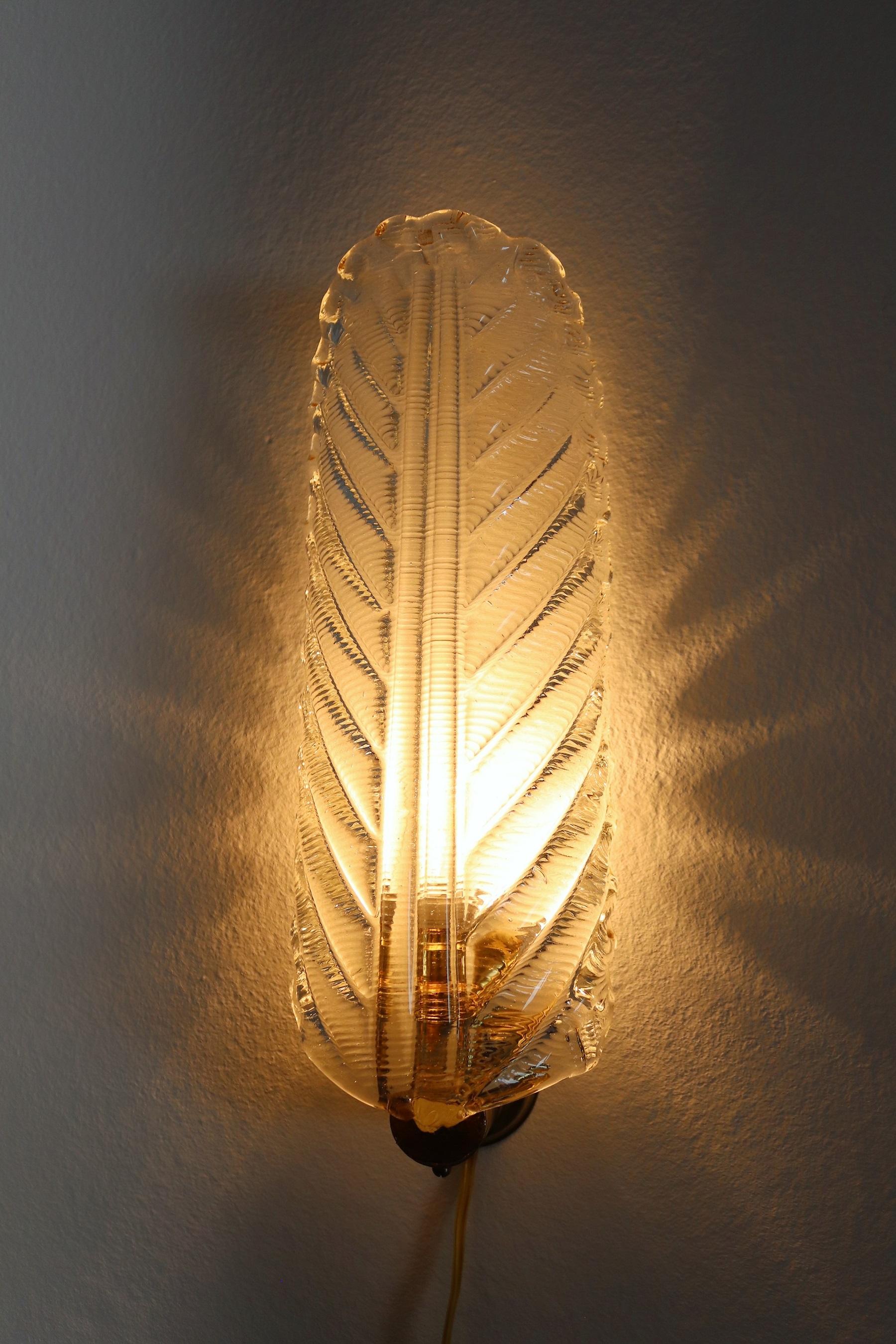 Italian Midcentury Wall Sconces Leaves in Murano Glass and Brass, 1970s In Good Condition In Morazzone, Varese