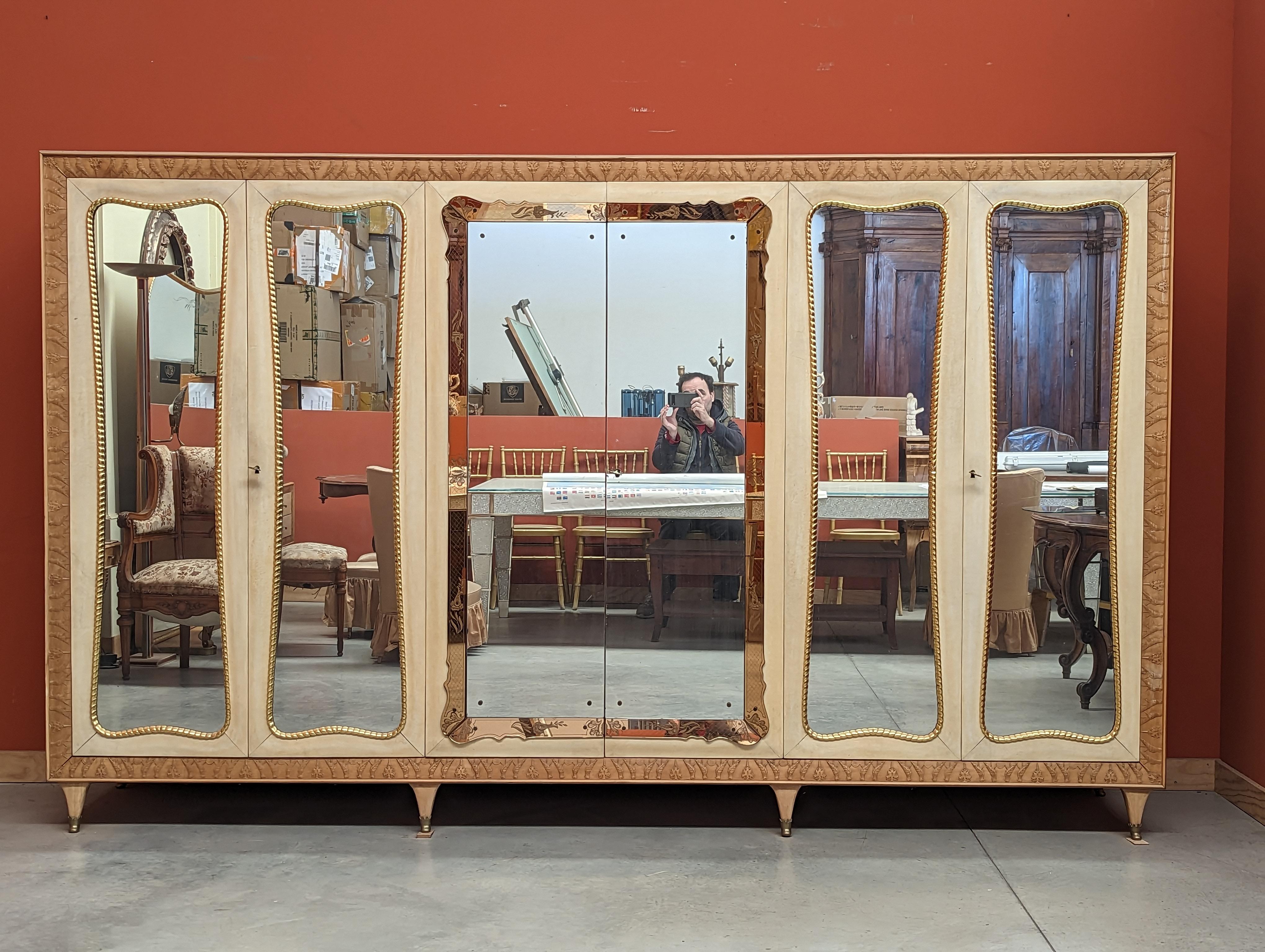 Il s'agit d'une splendide armoire conçue par Pierluigi Colli et fabriquée à Turin dans la première moitié des années 1900. L'attention portée aux détails est remarquable, avec une pléthore de caractéristiques exquises qui l'élèvent au rang de