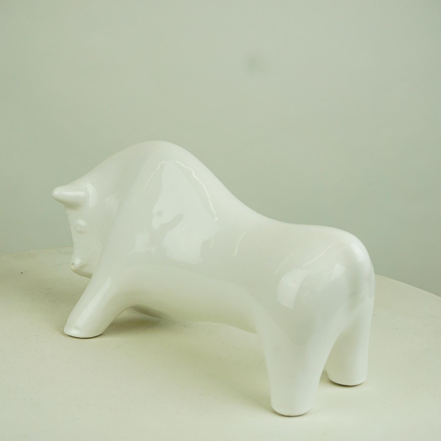 Italian Midcentury White Glazed Bull Designed by Aldo Londi for Bitossi In Good Condition In Vienna, AT