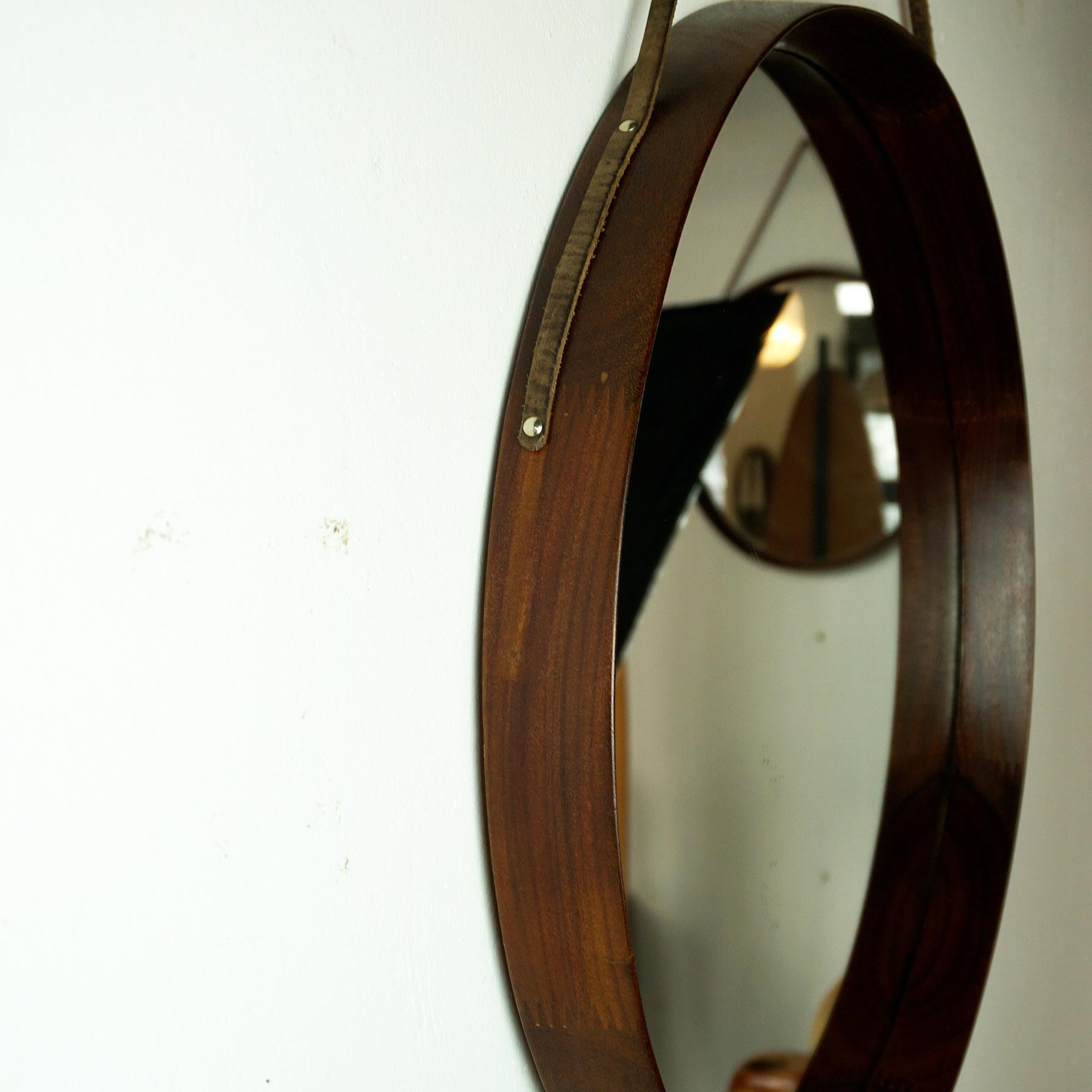 Italian Midcentury Wood and Leather Circular Wall Mirror In Good Condition In Vienna, AT