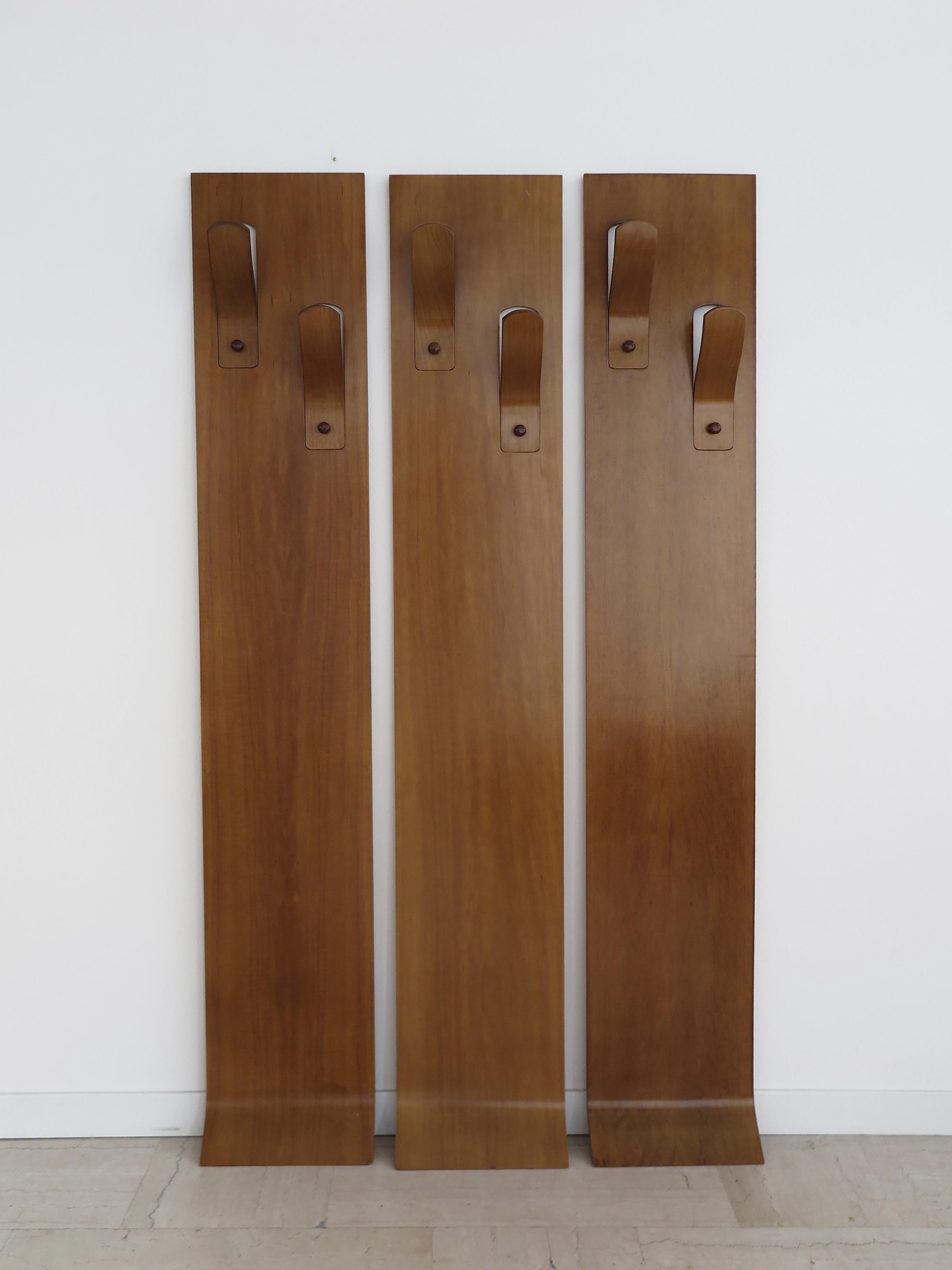 Set of three italian midcentury wooden wall coat racks, production Italy 1960s

Please note that the lset is original of the period and this shows normal signs of age and use.