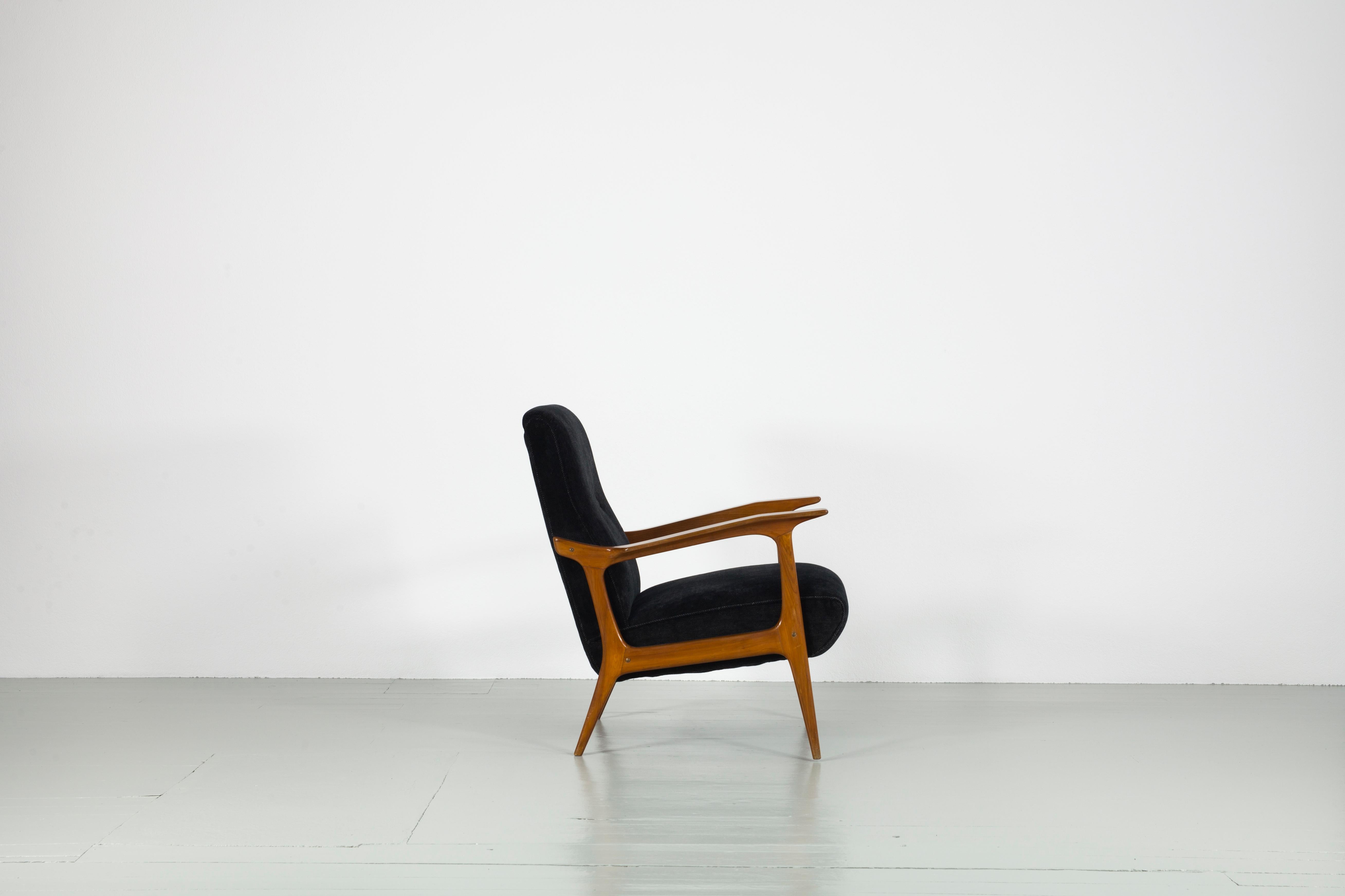 Armchair, Design by Farina Morez Ruggero, manufactured by Cassina, Italy, 1950s. The armchair features a beautiful curved wooden frame and comfortable, fabric covered seat and back cushions.