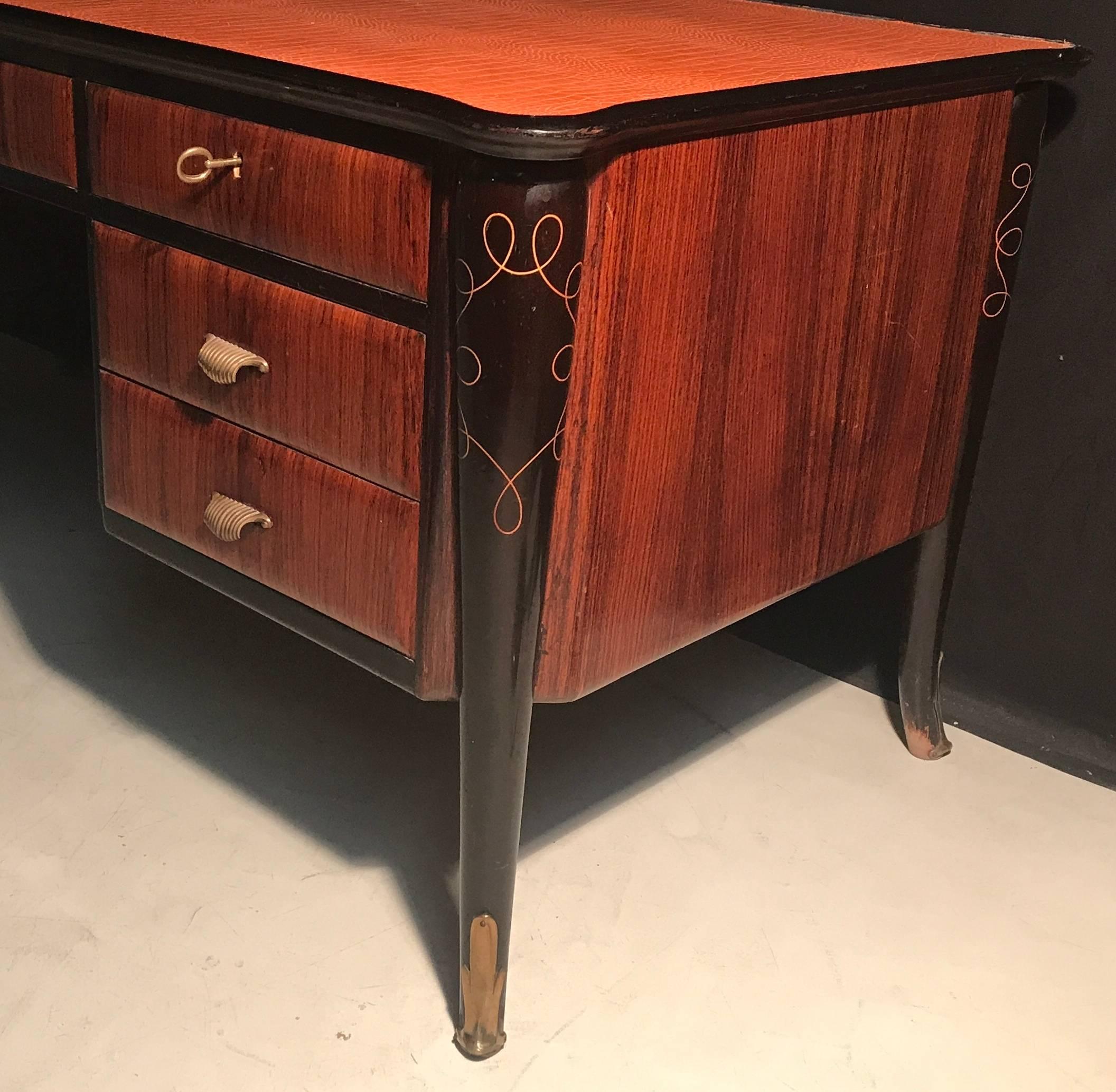 This stunning and impressive Italian executive desk with finished brass sabots, provided with seven drawers.