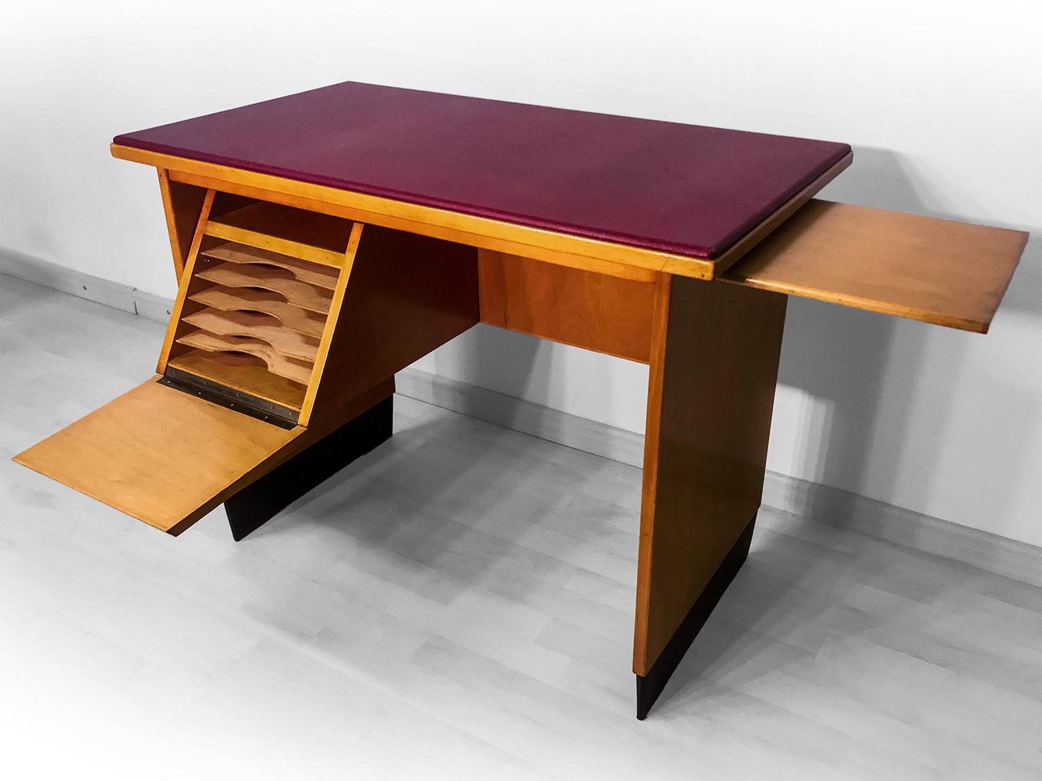 This Italian stunning and unusual writing desk has been well designed by Antonio Gorgone in the 1950s.
It has a very solid structure and its small size makes it easily adaptable to any room of the home as well or the office.
It's a real unique