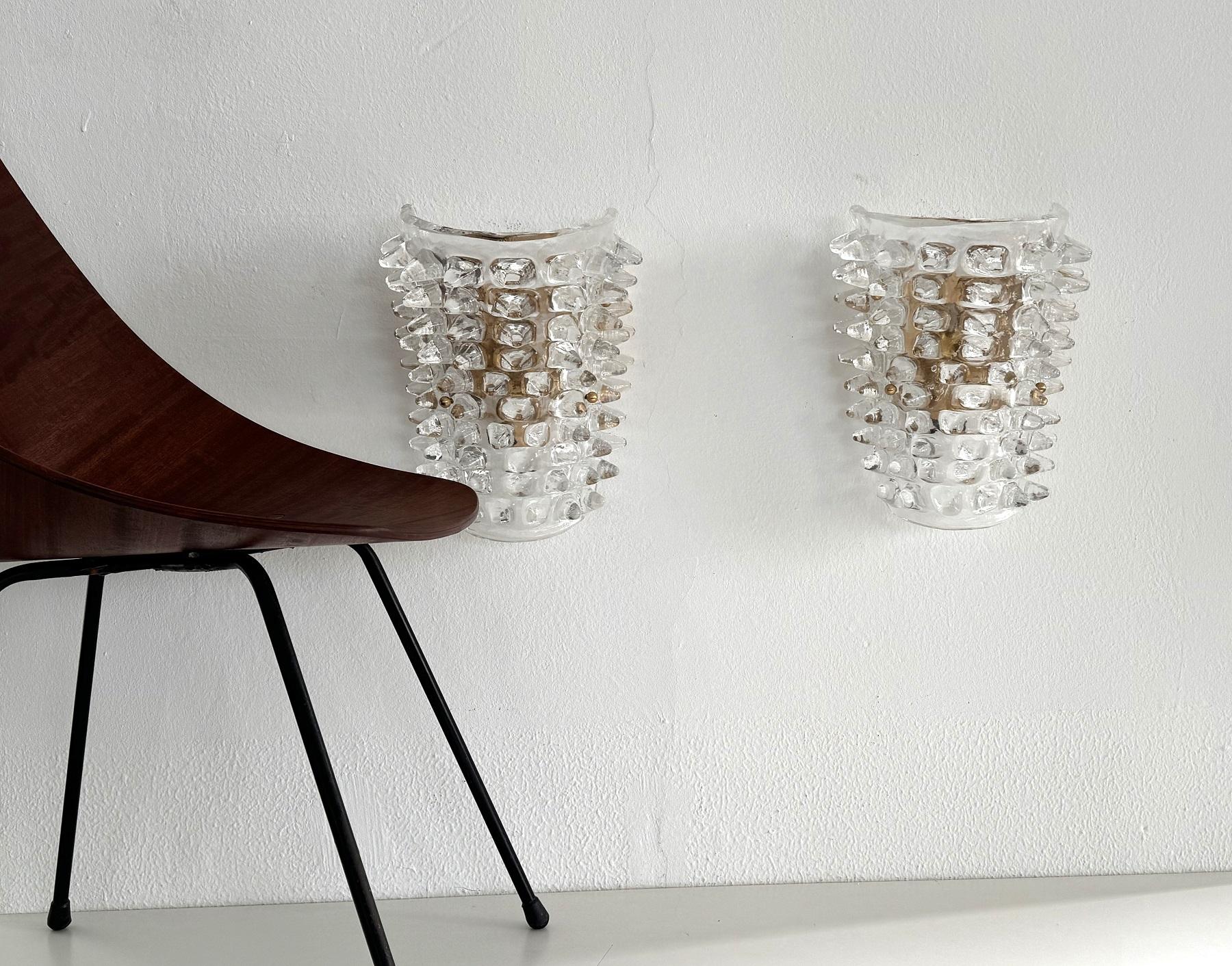 Paar 1990er Jahre Barovier Stil Rostrato Murano Glas Wandleuchten

Schöner Satz von zwei sehr großen und schweren Wandlampen aus starkem Messing Basis und transparente dicke Original Murano Gläser gemacht. Wird Barovier und Toso aus der