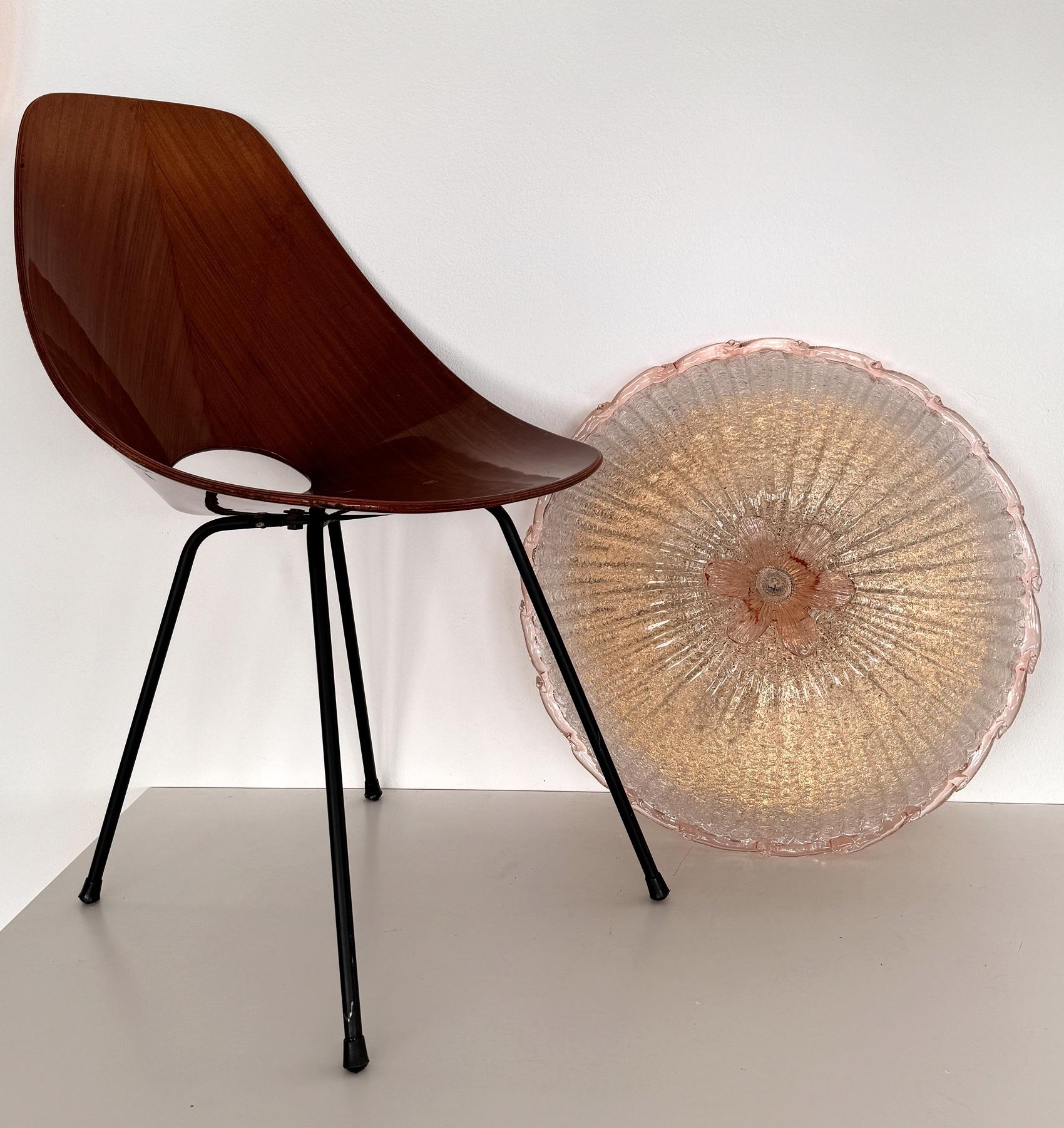Wunderschöne XXL-Murano-Glas-Deckenleuchte aus transparentem, dick gesprenkeltem Glas mit einem hellrosa gewellten Glasrand und einer rosa Blume, ebenfalls aus Murano-Glas.
Das Glas ist in neuwertigem, schönem Zustand.
Die Lampe funktioniert mit 5