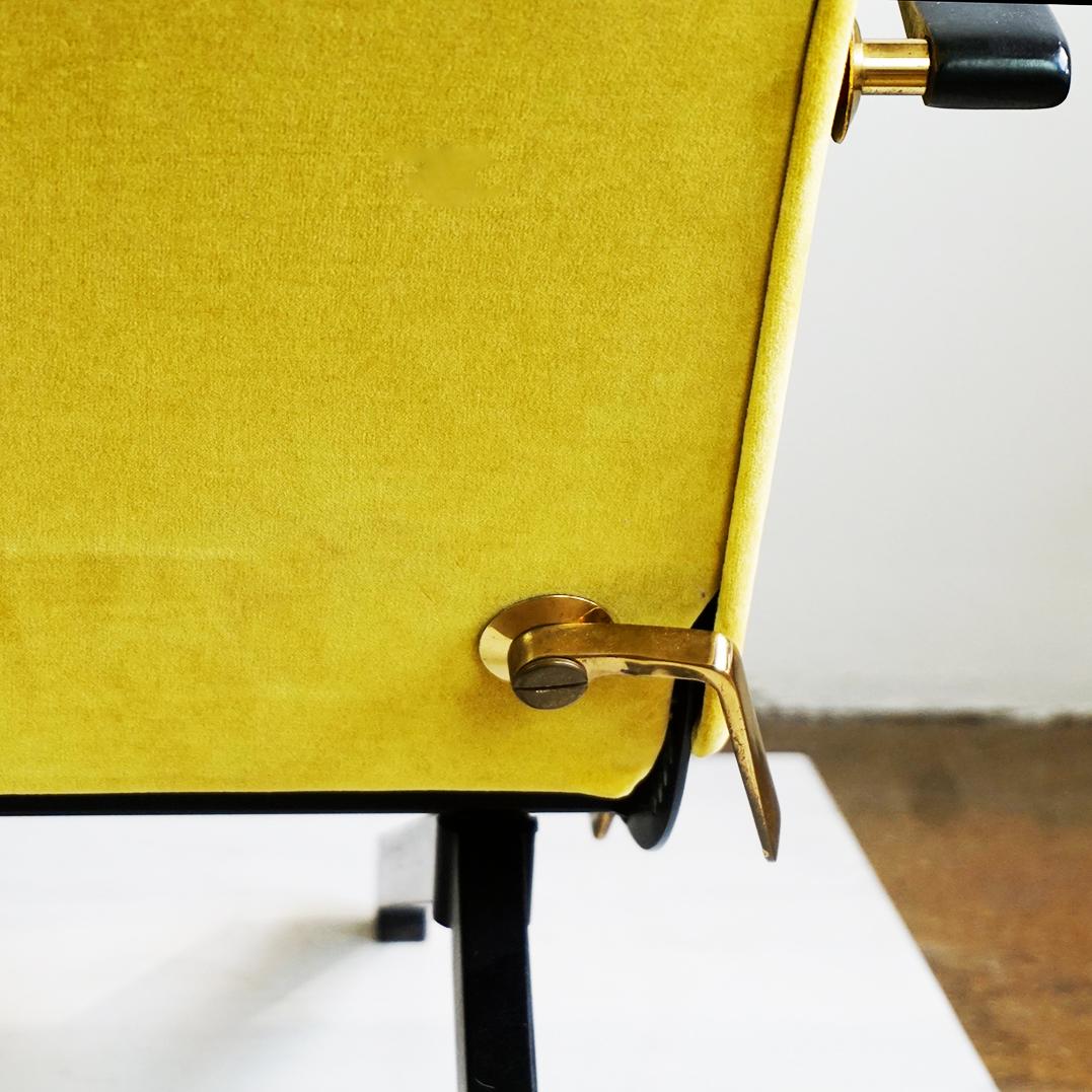 Italian Midcentury Yellow Velvet P40 Lounge Chair by Osvaldo Borsani for Tecno in vendita 8