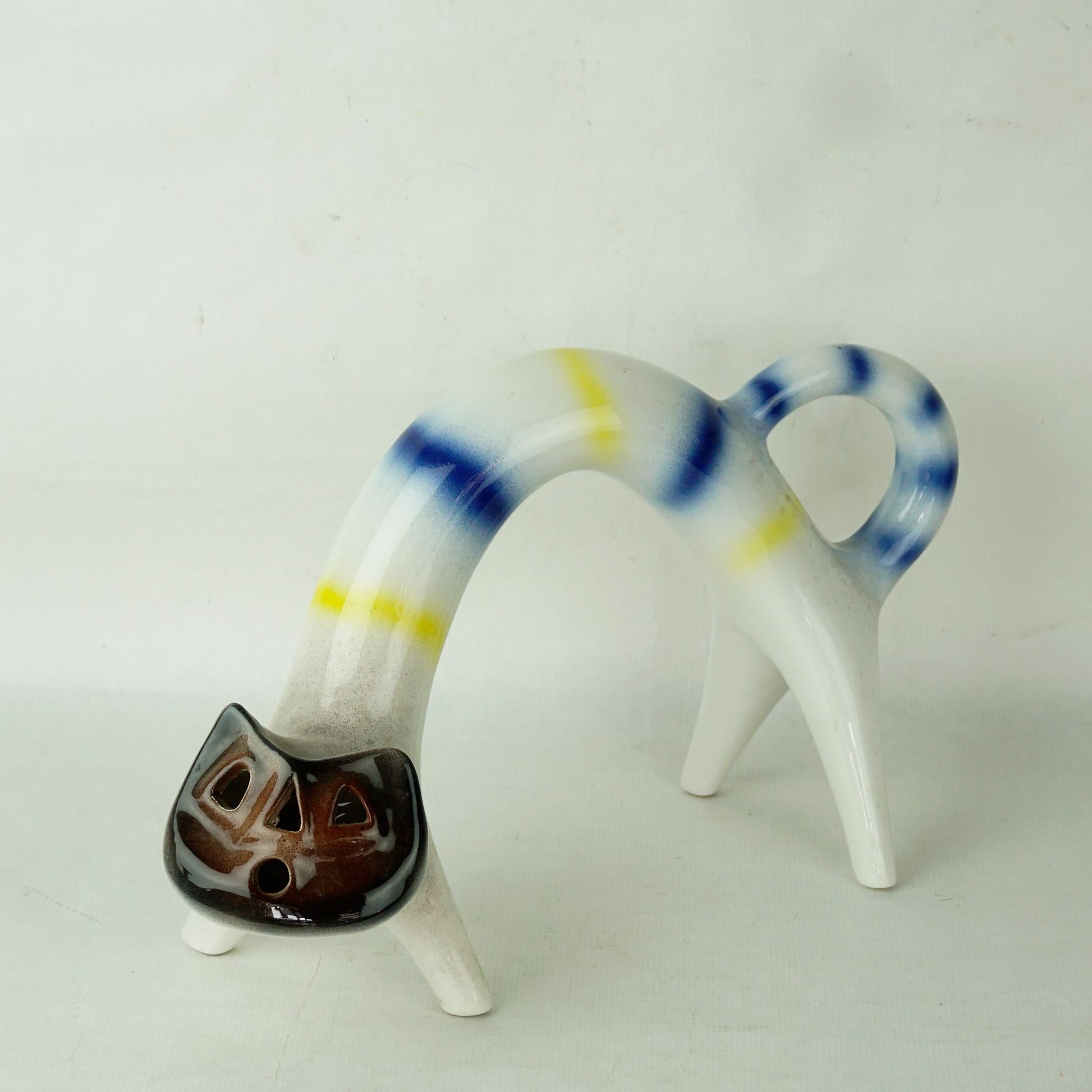 Charming Italian modern ceramic cat sculpture from the 1960s designed and manufactured by Roberto Rigon, marked with RR on the underside and in beautiful condition. It features a fantastic multicolored striped glaze in yellow and blue colour over a