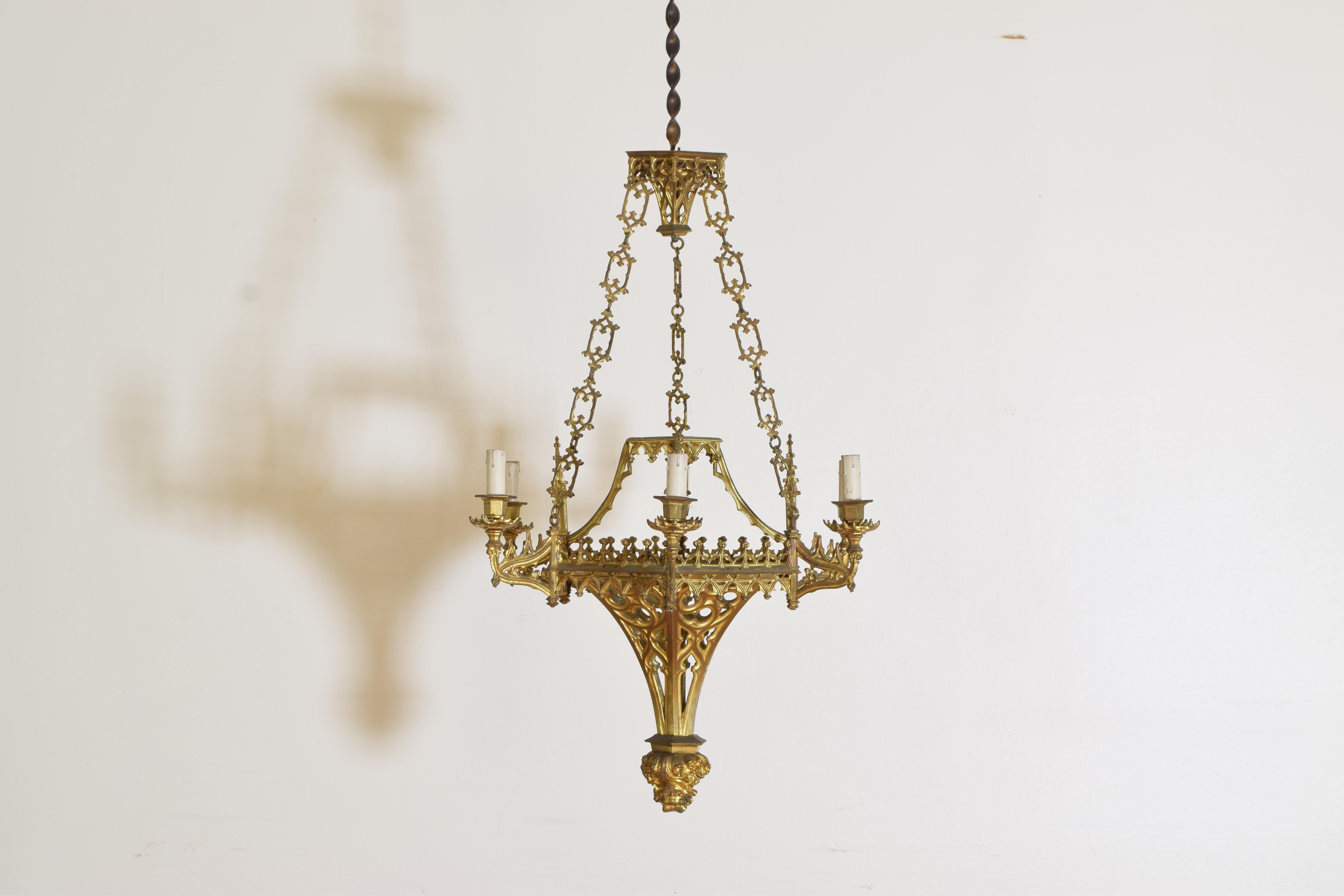 Italienischer, Mailänder, neogotischer 6-Licht-Kronleuchter aus vergoldetem Messing, spätes 19. Jahrhundert (Vergoldet) im Angebot