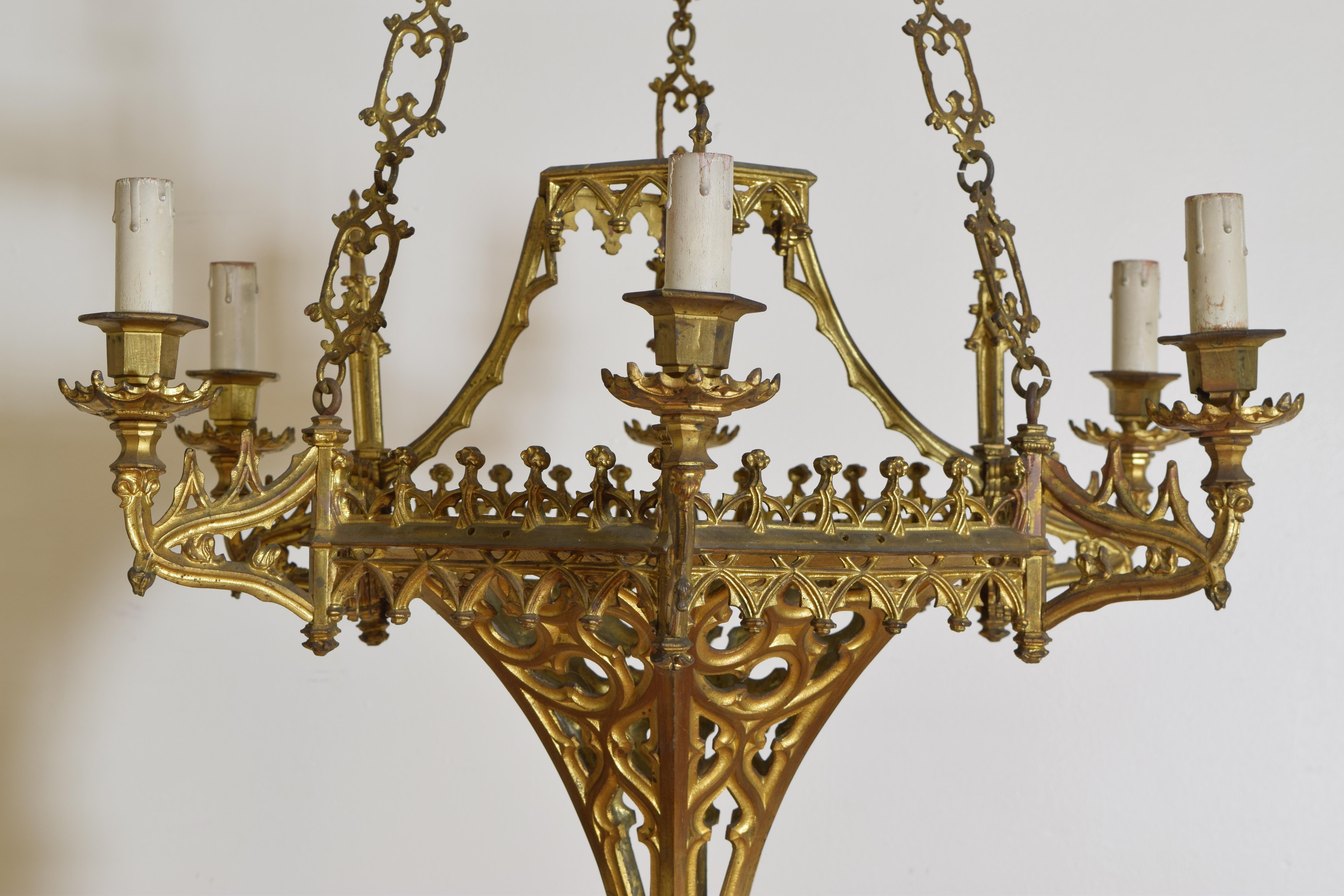 Italienischer, Mailänder, neogotischer 6-Licht-Kronleuchter aus vergoldetem Messing, spätes 19. Jahrhundert im Angebot 3
