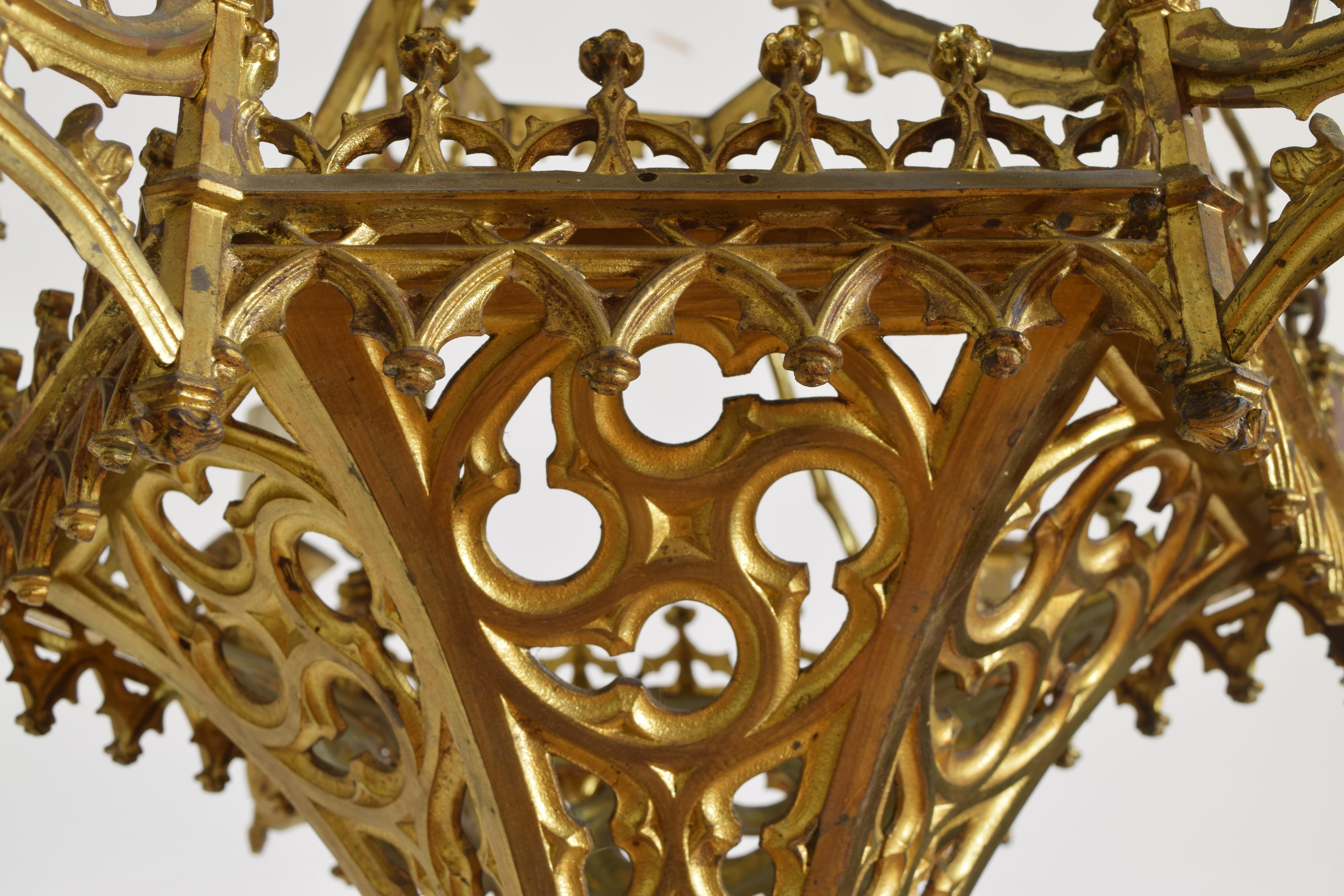 Italienischer, Mailänder, neogotischer 6-Licht-Kronleuchter aus vergoldetem Messing, spätes 19. Jahrhundert im Angebot 5
