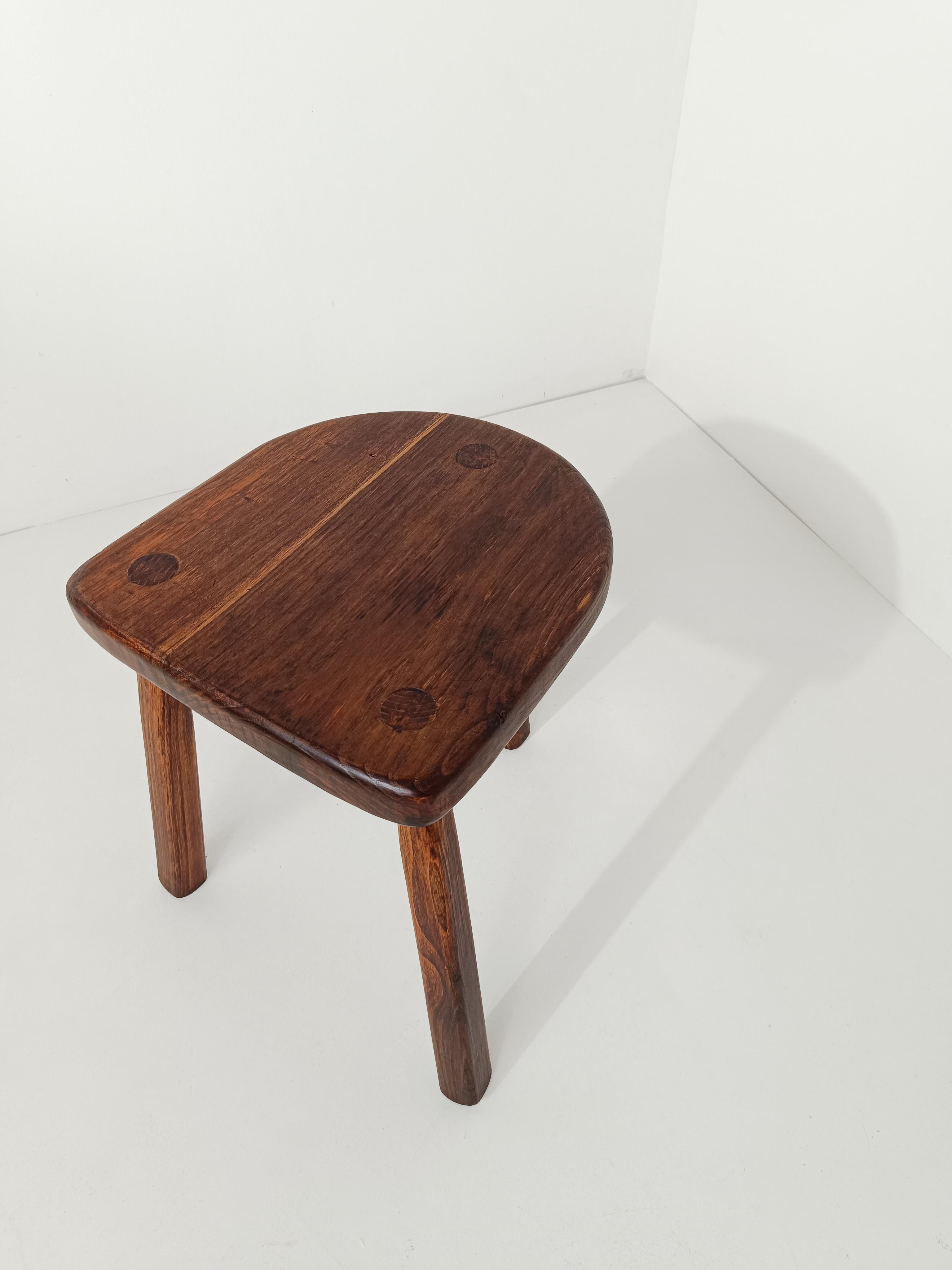 Italian Milking tripod Stool / Low Table hand carved in solid rustic fir wood In Good Condition In Roma, IT