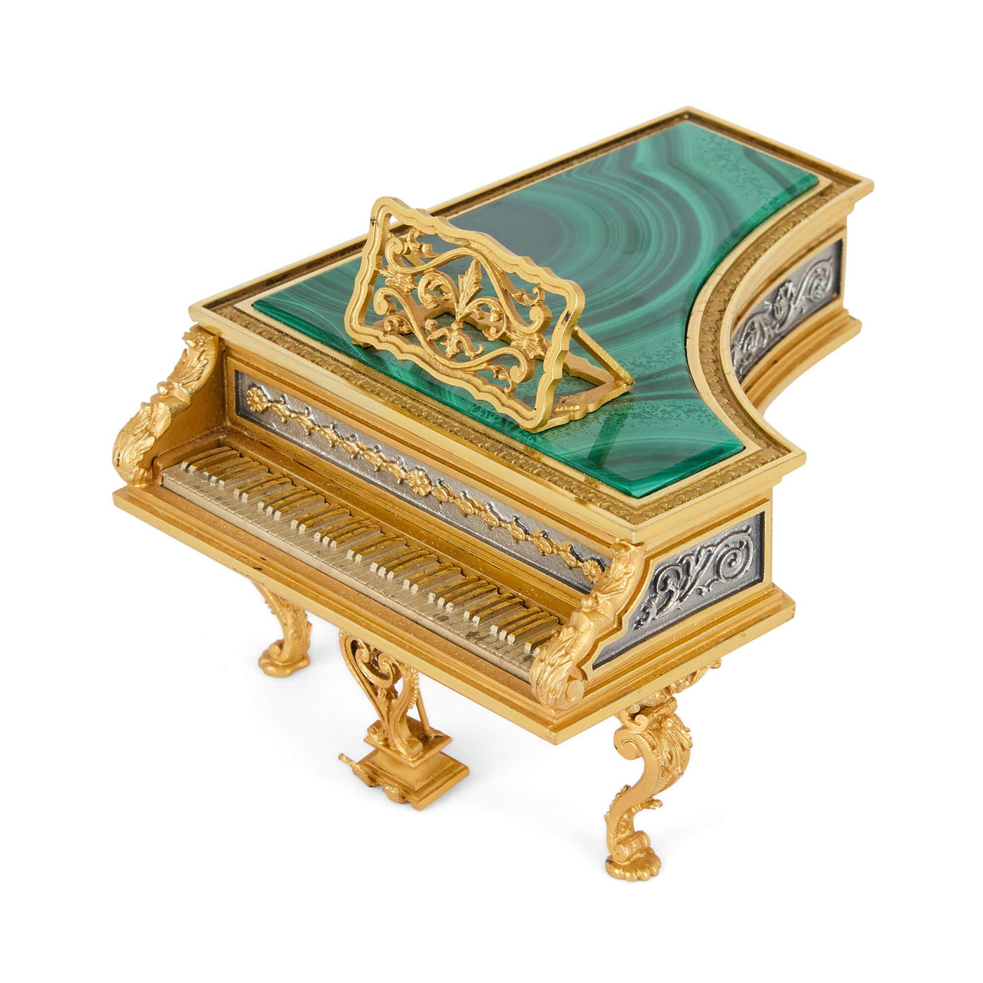 Scatola di scultura italiana in miniatura Pianoforte Silver Green Malachite Vermeil 
Italiano, XX secolo 
Altezza 6cm, larghezza 9cm, profondità 11cm

Questo pianoforte in miniatura italiano, affascinante e finemente eseguito, è realizzato con